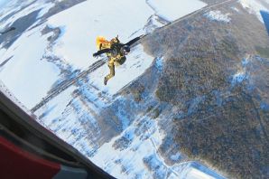 Прыжок с парашютом зимой