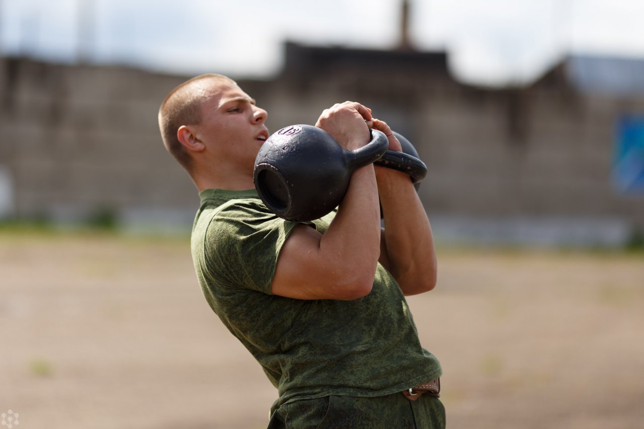 Армейская подготовка. Солдаты занимаются спортом. Тренировка военнослужащих. Тренировка солдат. Физическая подготовка военнослужащих.