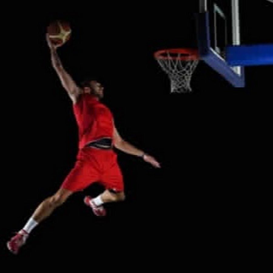 Снизу баскетбол. Данк Саракуз. Баскетболист в прыжке. Баскетболист с мячом. Баскетболист в движении.