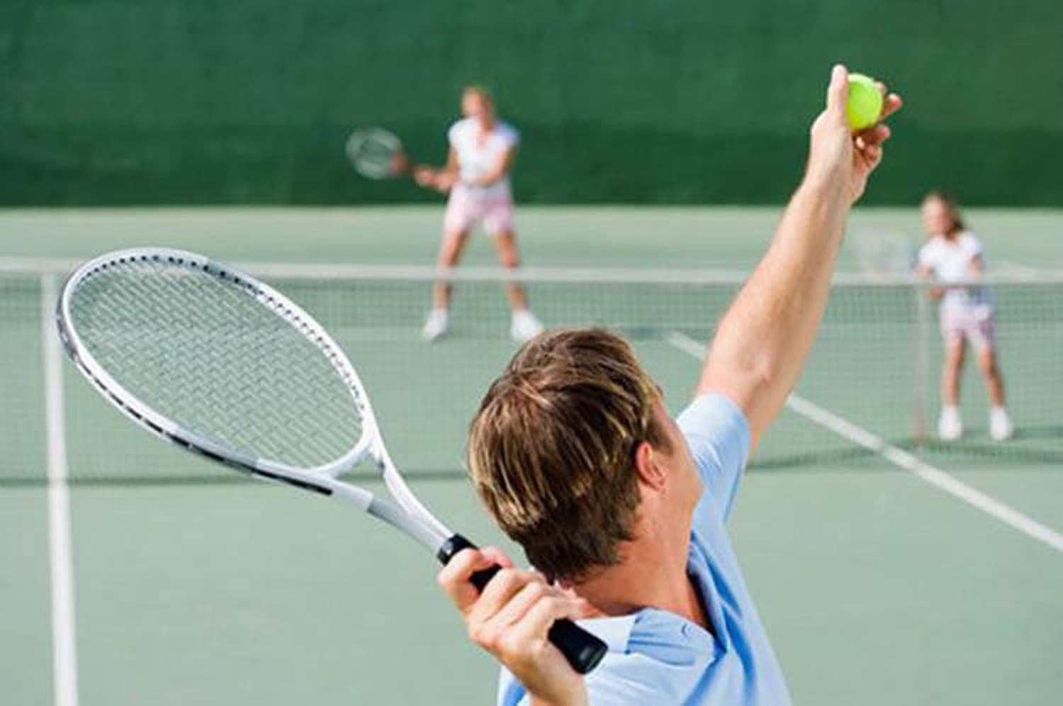 Уроки игры тенниса. Теннис. Большой теннис. Подача мяча в большом теннисе. Теннисистка подача.