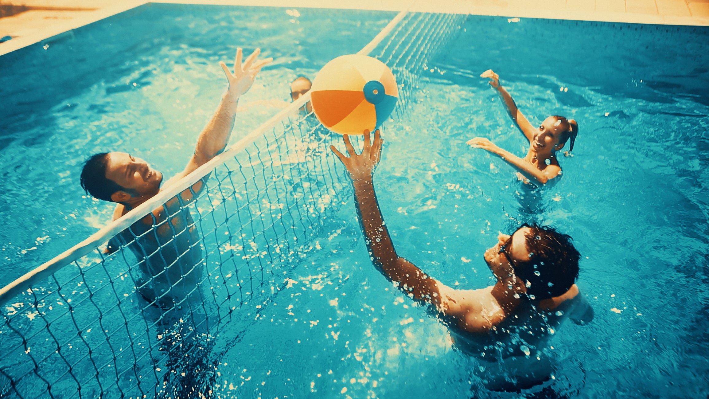 Игра с мячом в бассейне 9. Аква волейбол. Волейбол на воде. Волейбол в бассейне. Водный волейбол в бассейне.