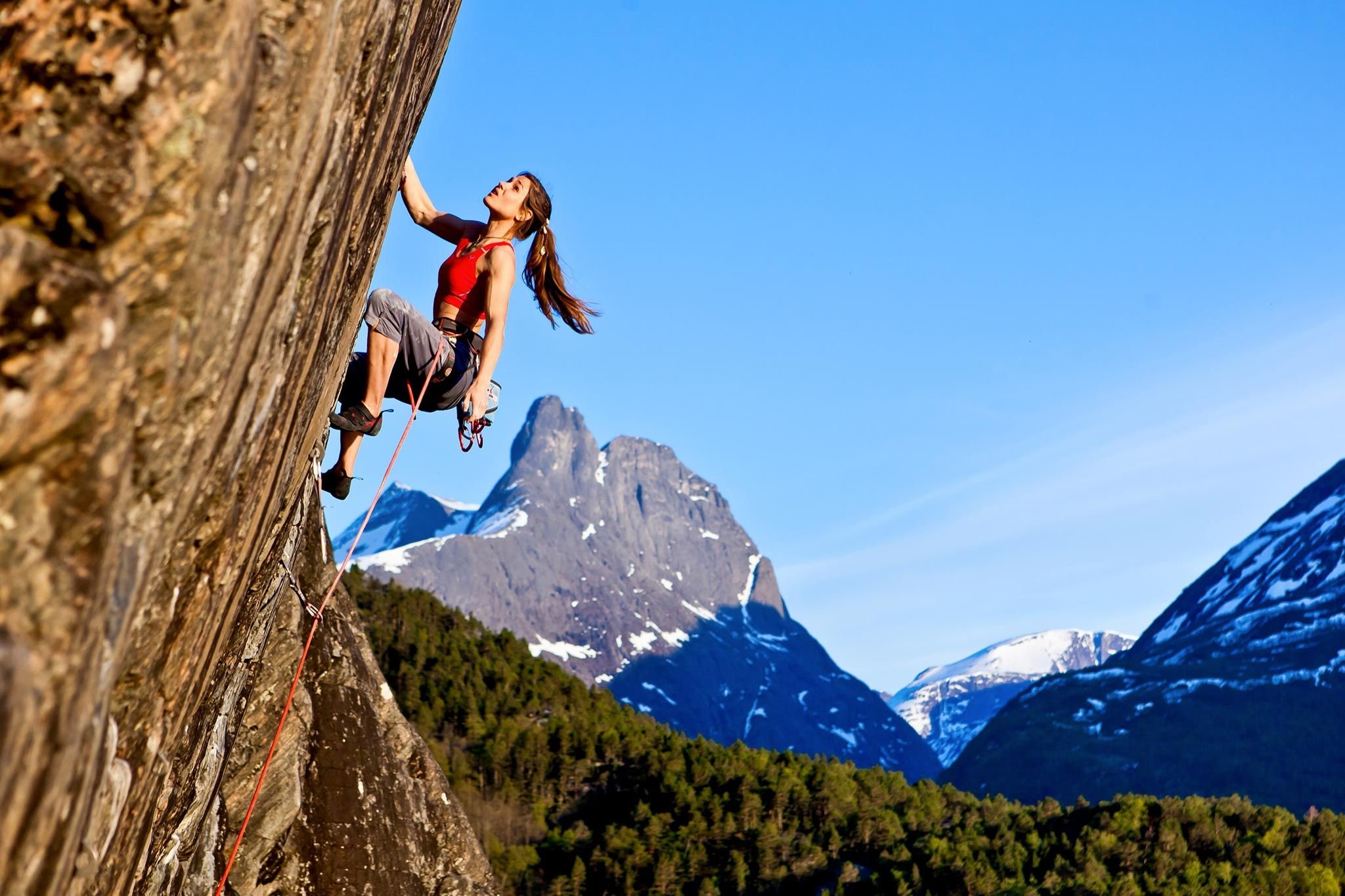 Climb now. Гора и скалолаз. Rock Climbing — скалолазание. Скалолазание девушка гора. Скалолазание мужчины.
