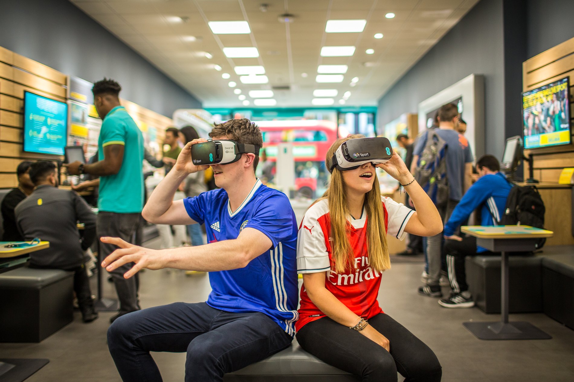Vr тверь. Виртуальная реальность футбол. VR спорт. Виртуальная реальность в спорте. Виртуальные очки спорт.
