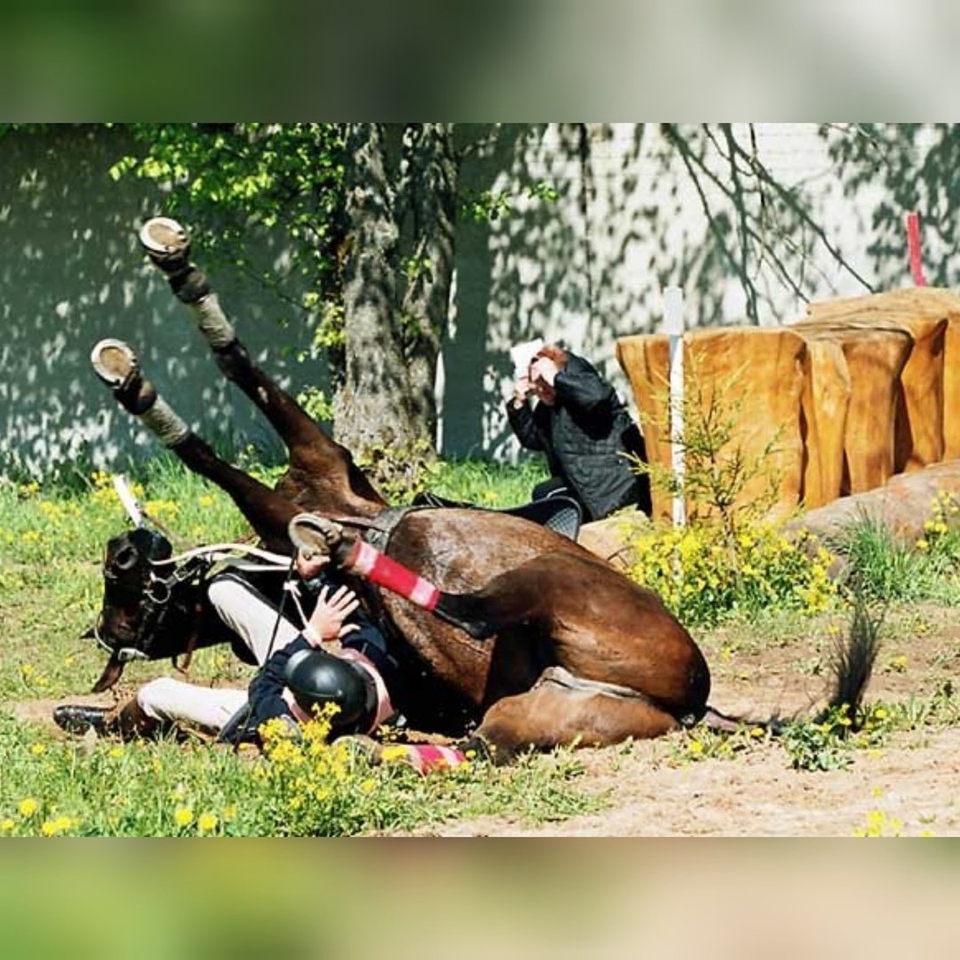 На девушку упала лошадь 19. Падение с лошади. Рыцарь упал с коня.