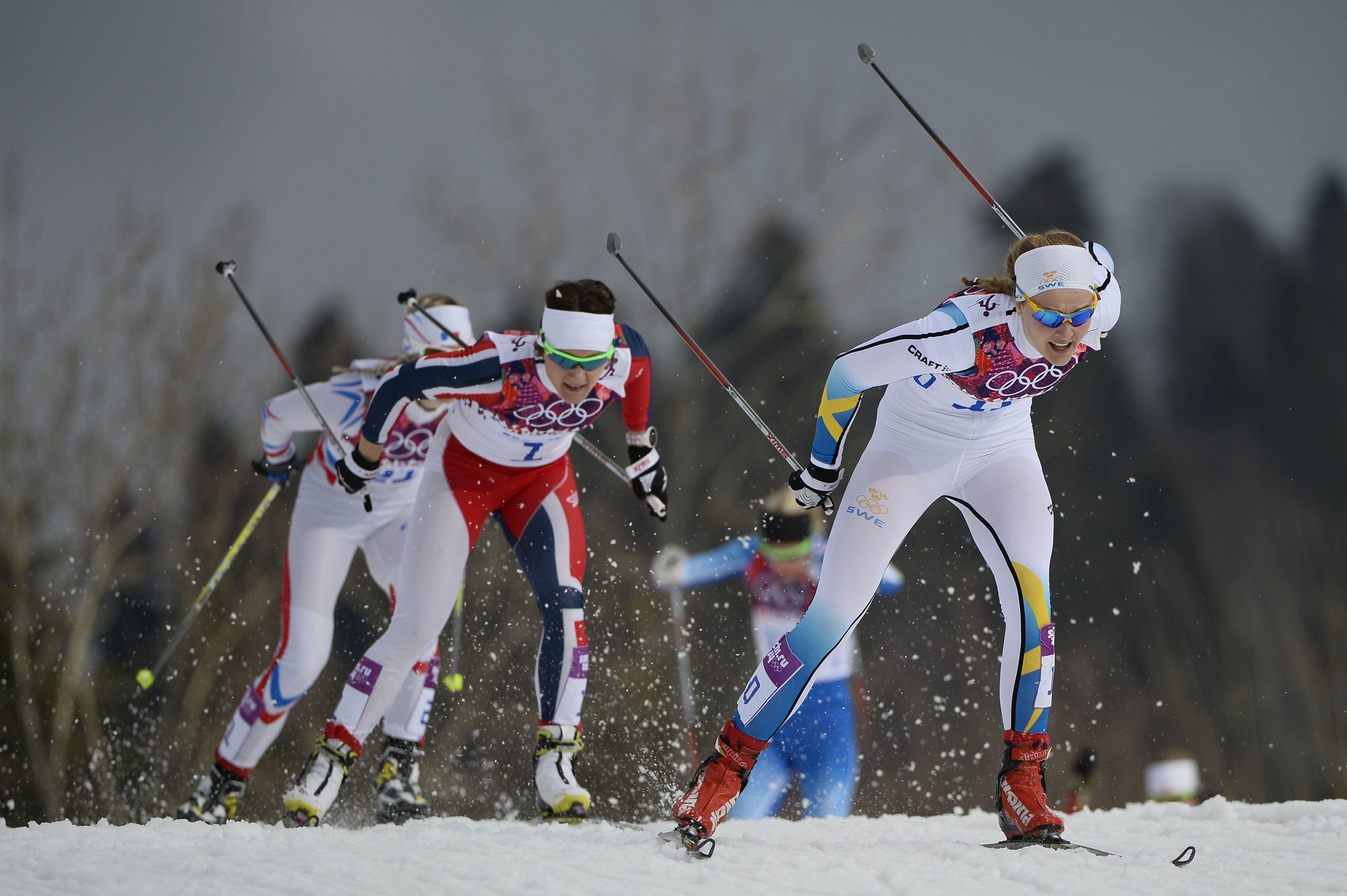 Три лыжных спортсмена. Лыжные гонки. Лыжи спорт. Лыжный спорт лыжные гонки. Лыжные гонки лыжник.