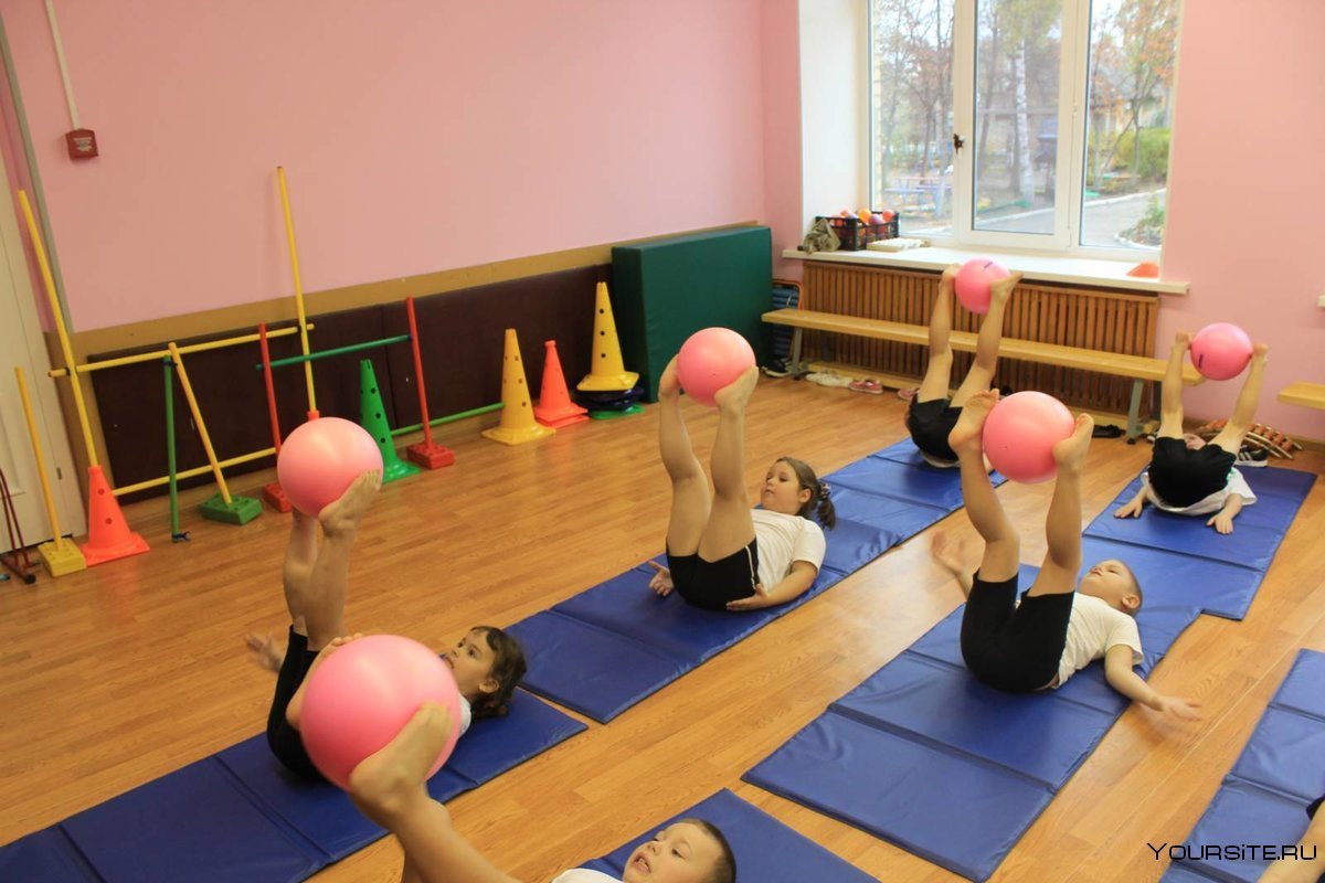 Физическое развитие 1 младшая группа. Комплекс корригирующей гимнастики ДОУ. Физкультура в детском саду. Занятия по гимнастике для детей. Физкультурные занятия в ДОУ.