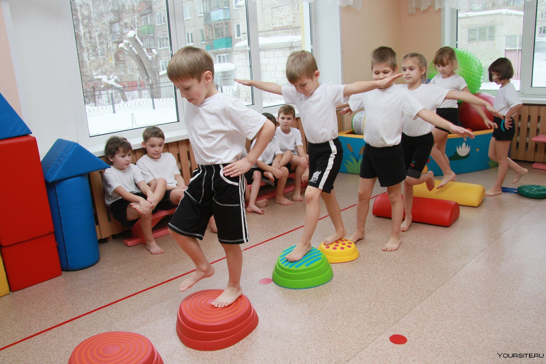Игровые упражнения в средней. Физкультура в детском саду. Занятия в садике. Дети на занятии в детском саду. Физкультурные занятия в детском саду.