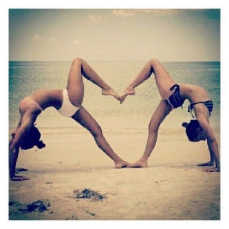 Трай ту френд. Гимнастические фигуры для двоих. Йогу с подругой. Парная йога с подругой. Парная йога легкая.