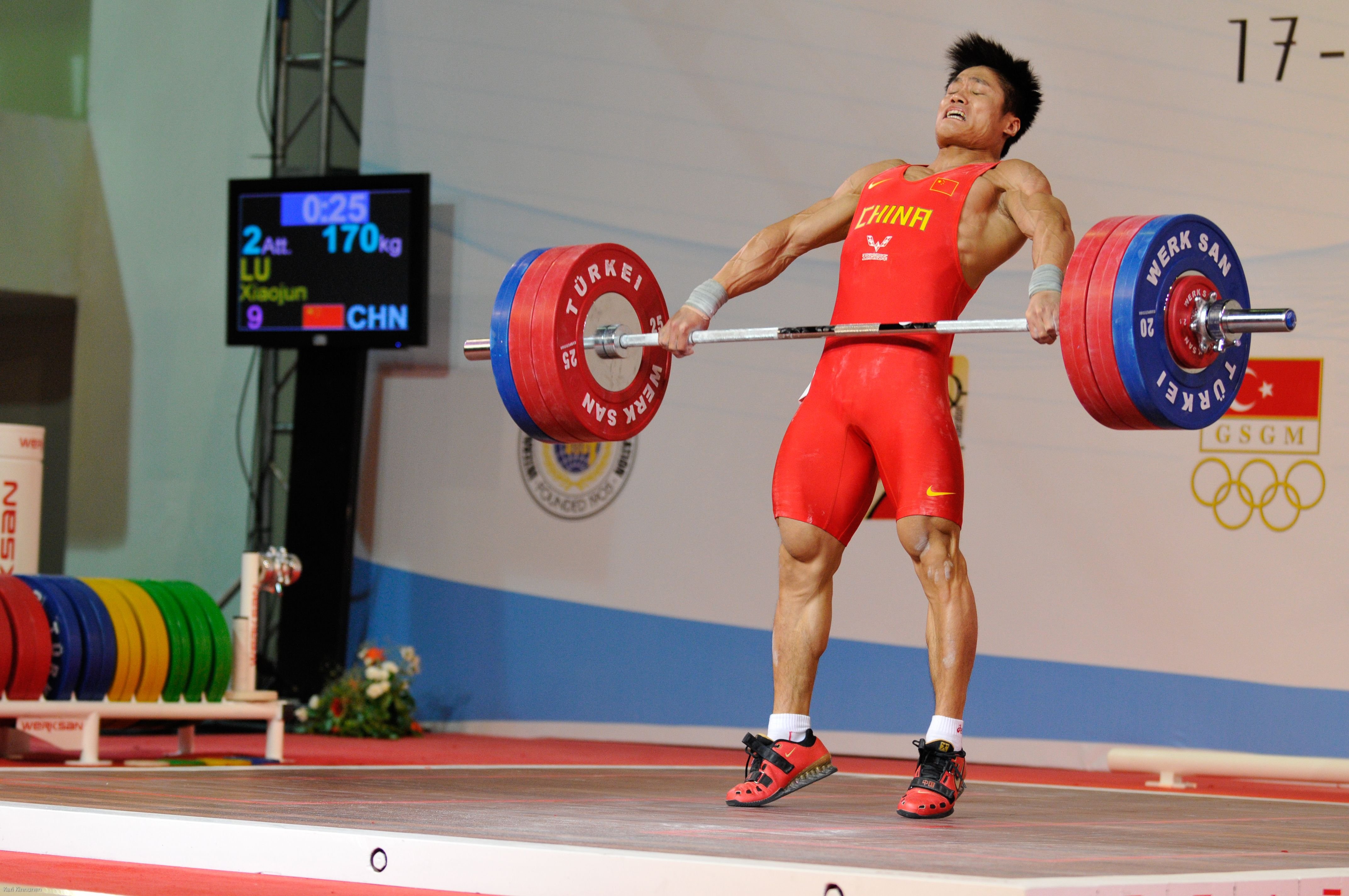 Какой вес поднимают тяжелоатлеты. Lu Xiaojun тяжелая атлетика. Lu Xiaojun вес. Lu Xiaojun тренировки. Lu Xiaojun штангетки.