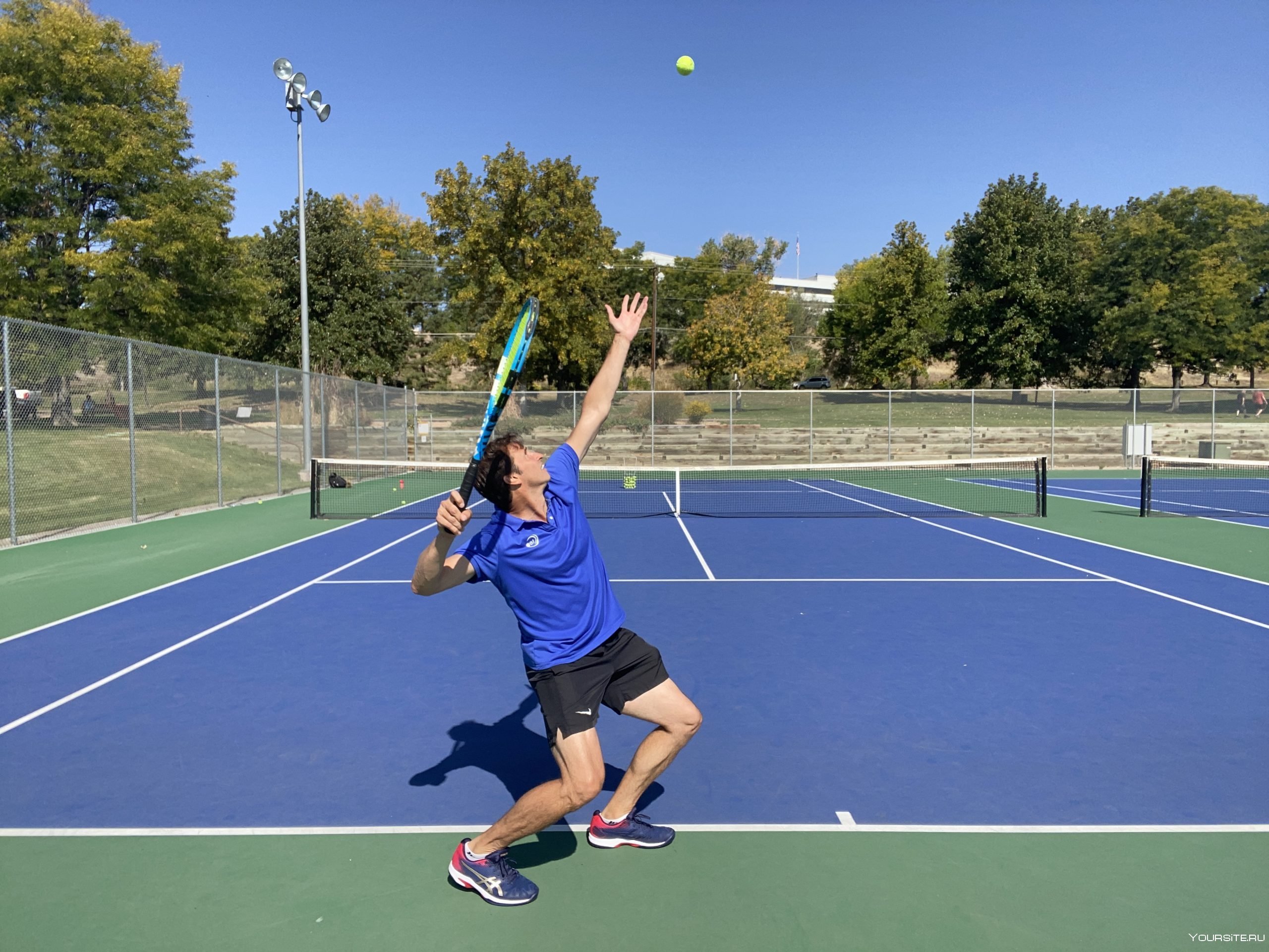 How to play sports. Калюжный теннис. Tennis Court Уимблдон. Подача в теннисе.