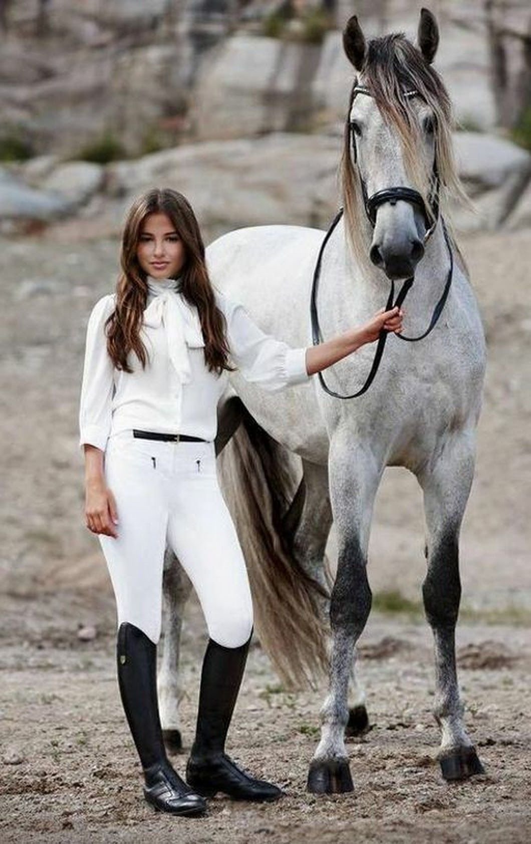 В форме на коне. Дерби жокейский стиль. Фотосессия с лошадьми. Наряд для верховой езды. Красивая фотосессия с лошадью.
