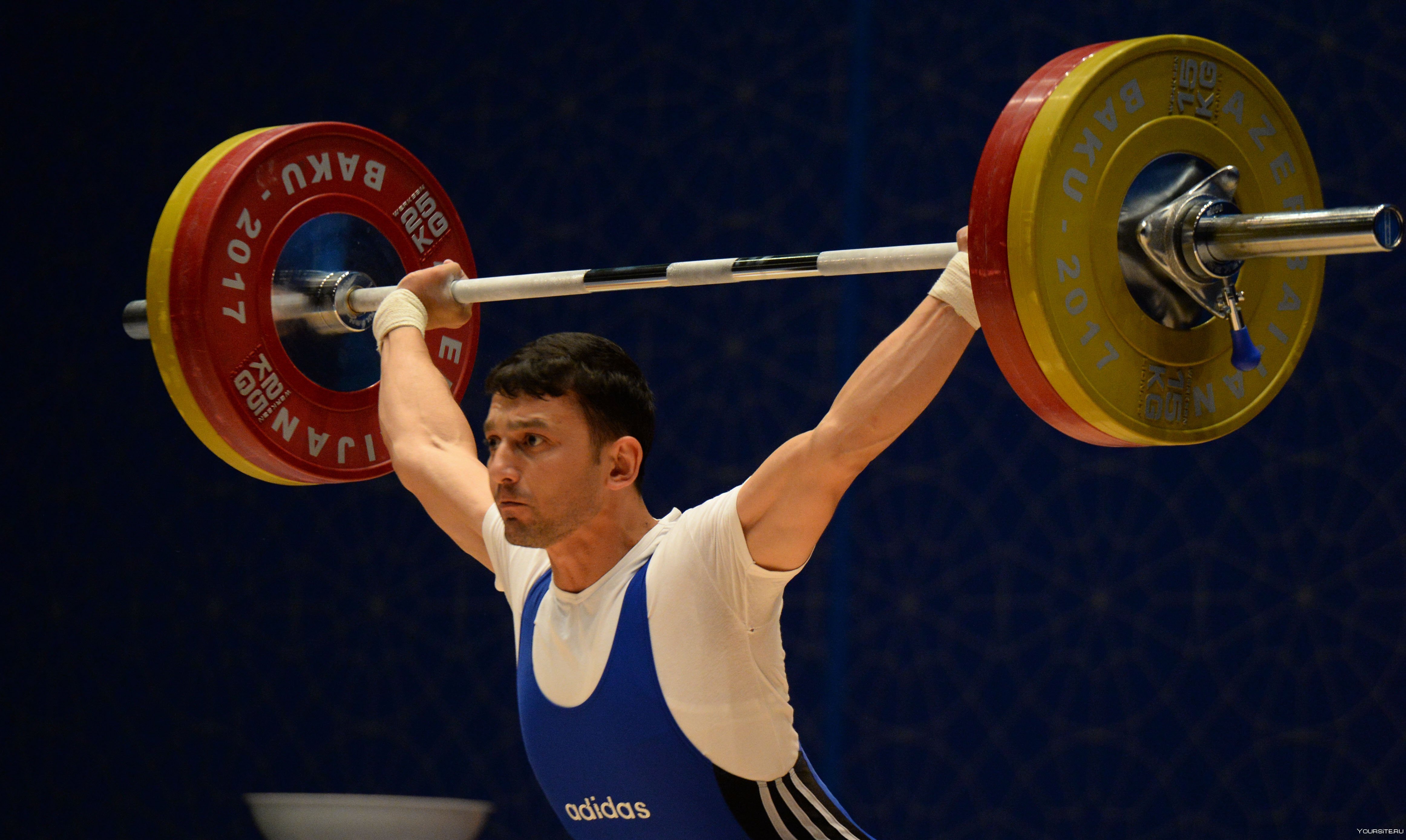 Спортсмены на соревнованиях по тяжелой атлетике. Акбар Джураев тяжелая атлетика.