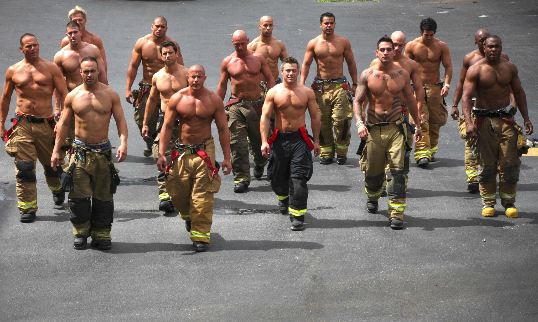Качки на улицах. Пожарные в Америке. Форма американских пожарных. Накаченный солдат. Качки в армии.