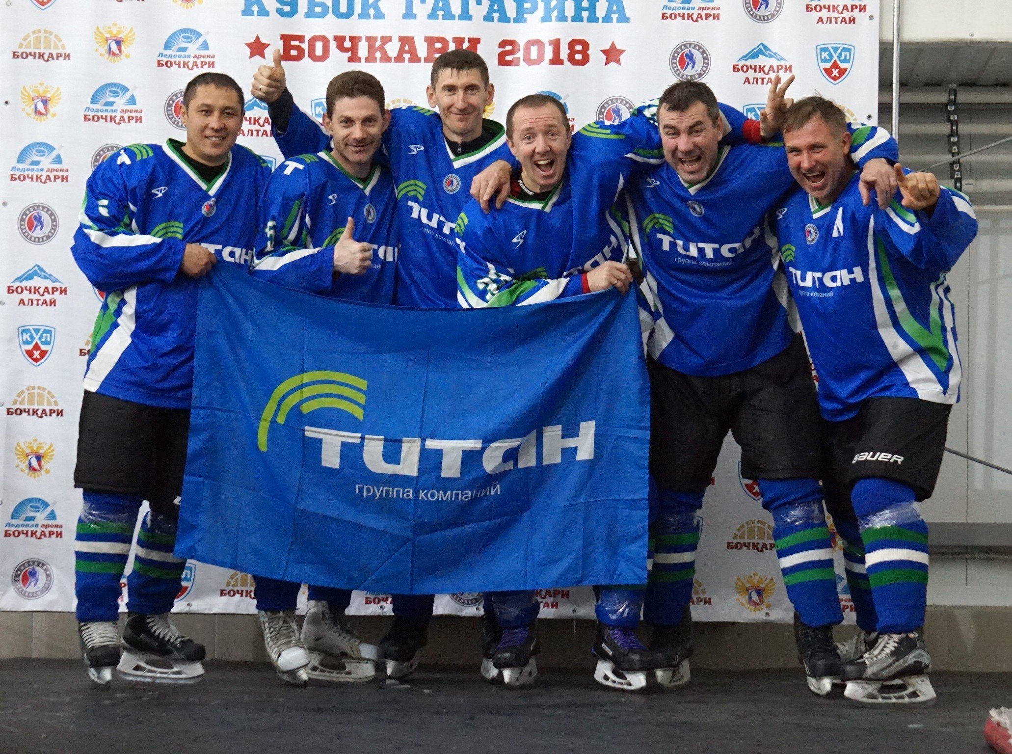 Сайт титана омск. Хк Титан Омск. Хоккейная команда Титан. Титан Омск хоккей. Команда Титан хоккей.