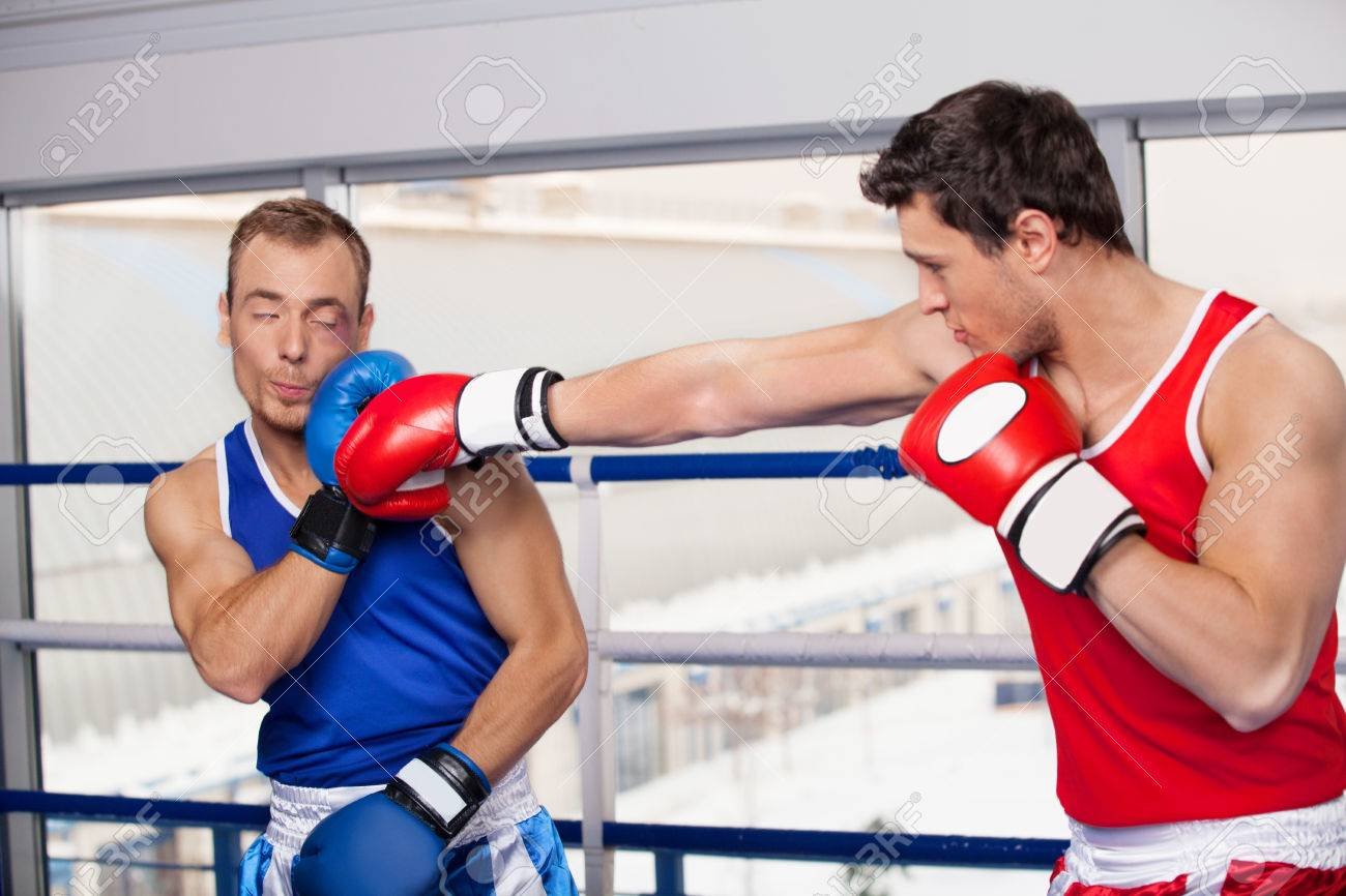Мужик показал боксеру как нужно. Два боксера на ринге. Бокс ринг. Боксёр человек. Парни в боксерах.