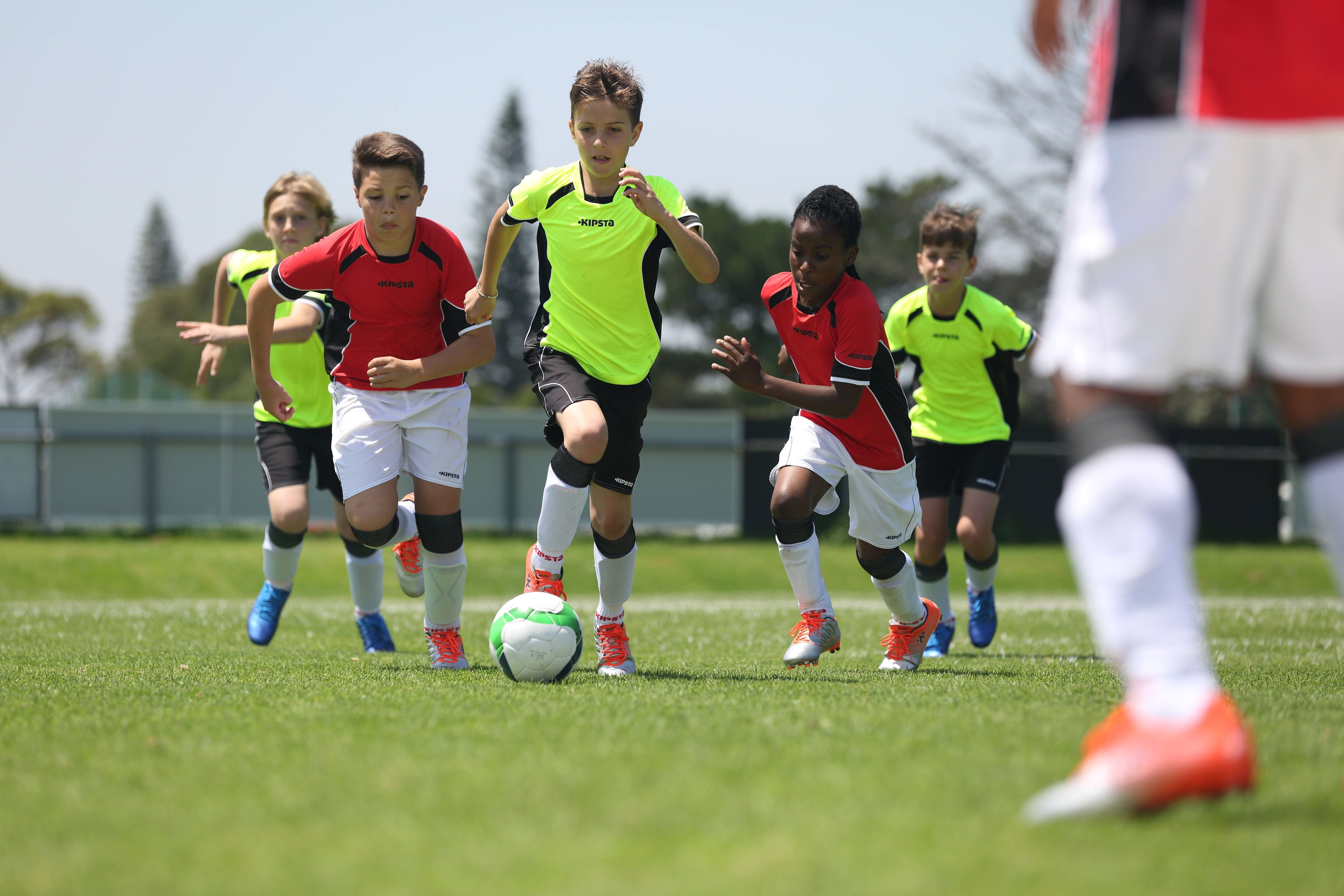 Усыновить игра футбол. Футбол дети. Детский футбол тренировки. Футбольная тренировка детей. Дети тренируются футбол.