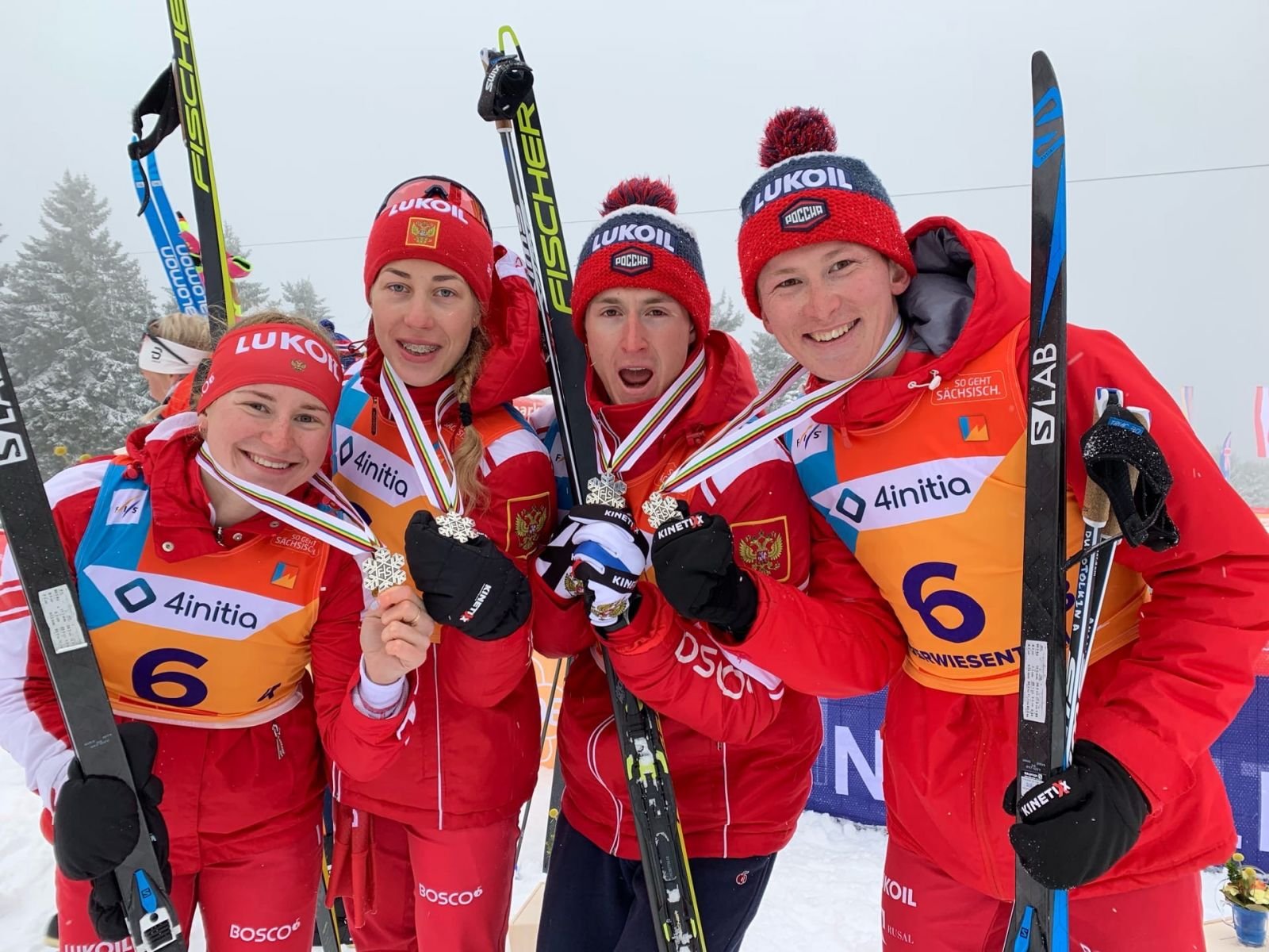 Три лыжных спортсмена. Пилотон сборная России по лыжным гонкам.