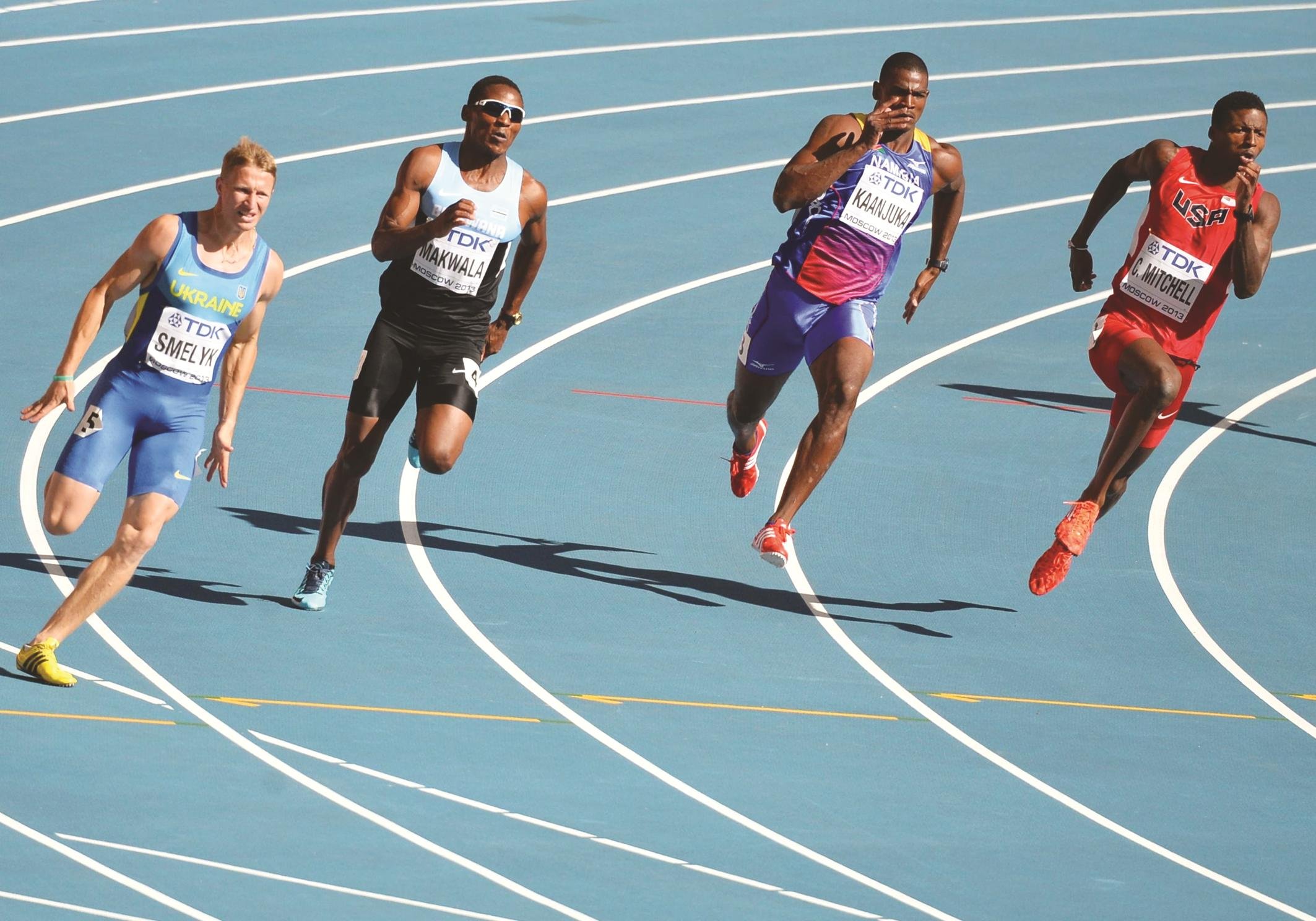 Спортсмен бегающий на длинные дистанции. Усейн болт 400 метров. Легкая атлетика спринтерский бег старт. Спринт 400 метров. Легкая атлетика дистанции бега 200 метров.