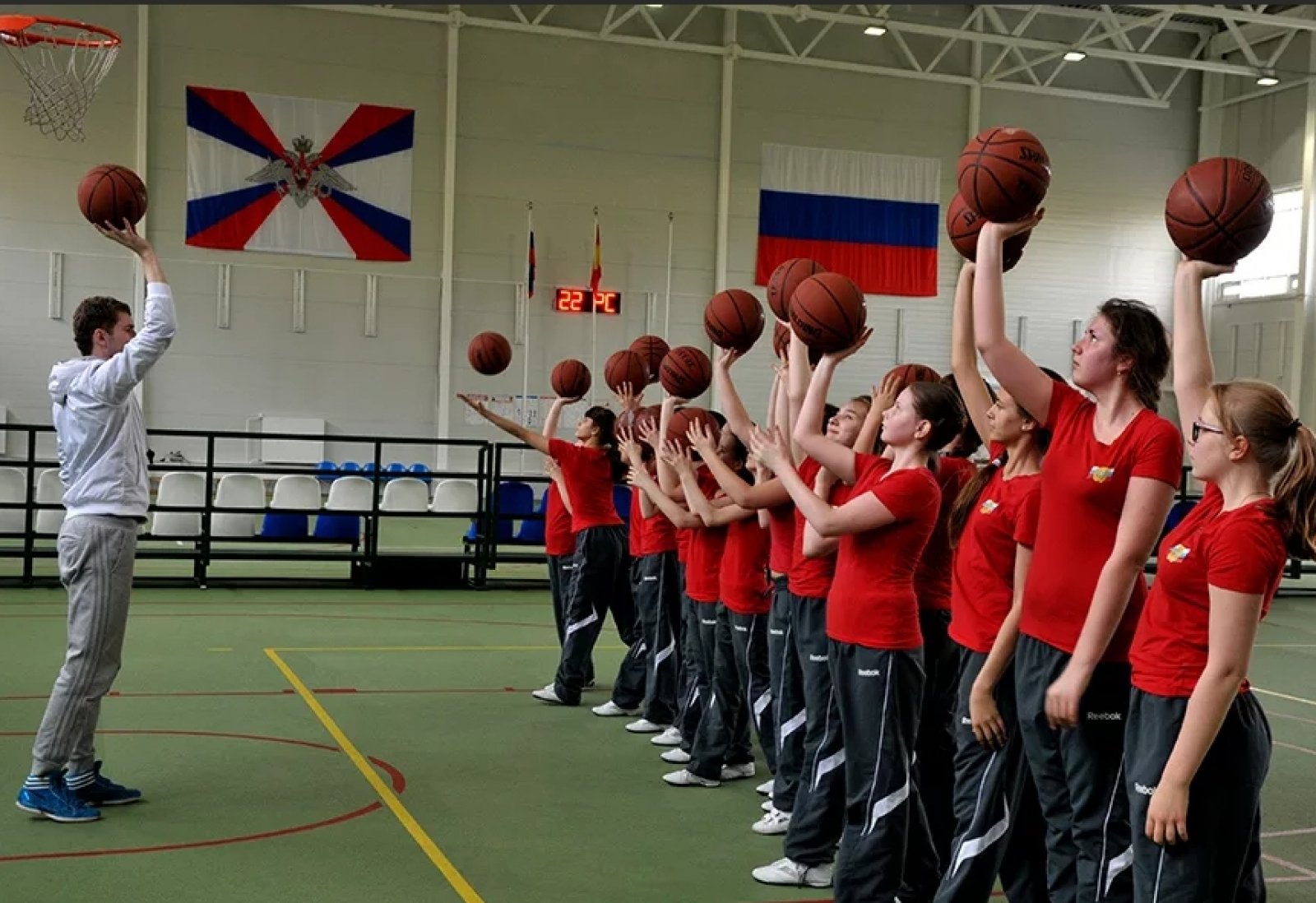 Урок баскетбола 6 класс. Урок физической культуры. Физическая культура в вузе. Занятие по баскетболу в вузе. Урок физкультуры баскетбол.
