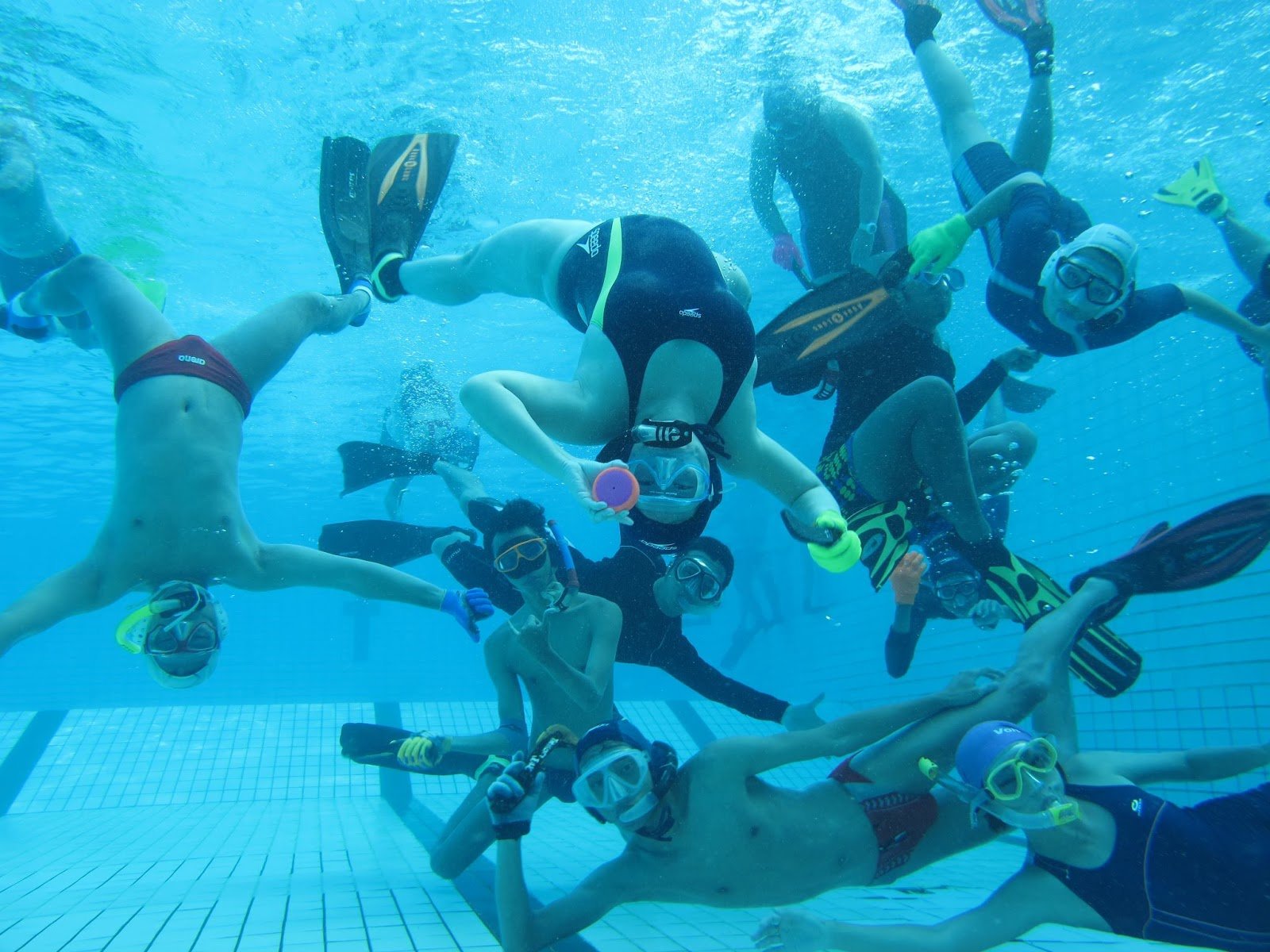 Хоккей купание. Подводный хоккей. Подводный хоккей это вид спорта. 1. Underwater Hockey.. Самое необычное фото подводного хоккея.