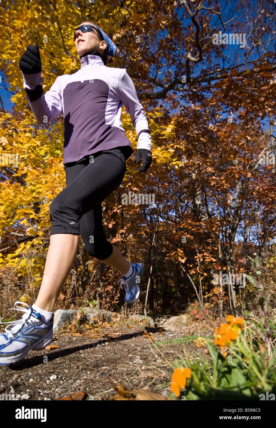 Пробежка весной. Спорт осенью. Осенний спорт. Осенняя пробежка. Одежда для бега на улице.