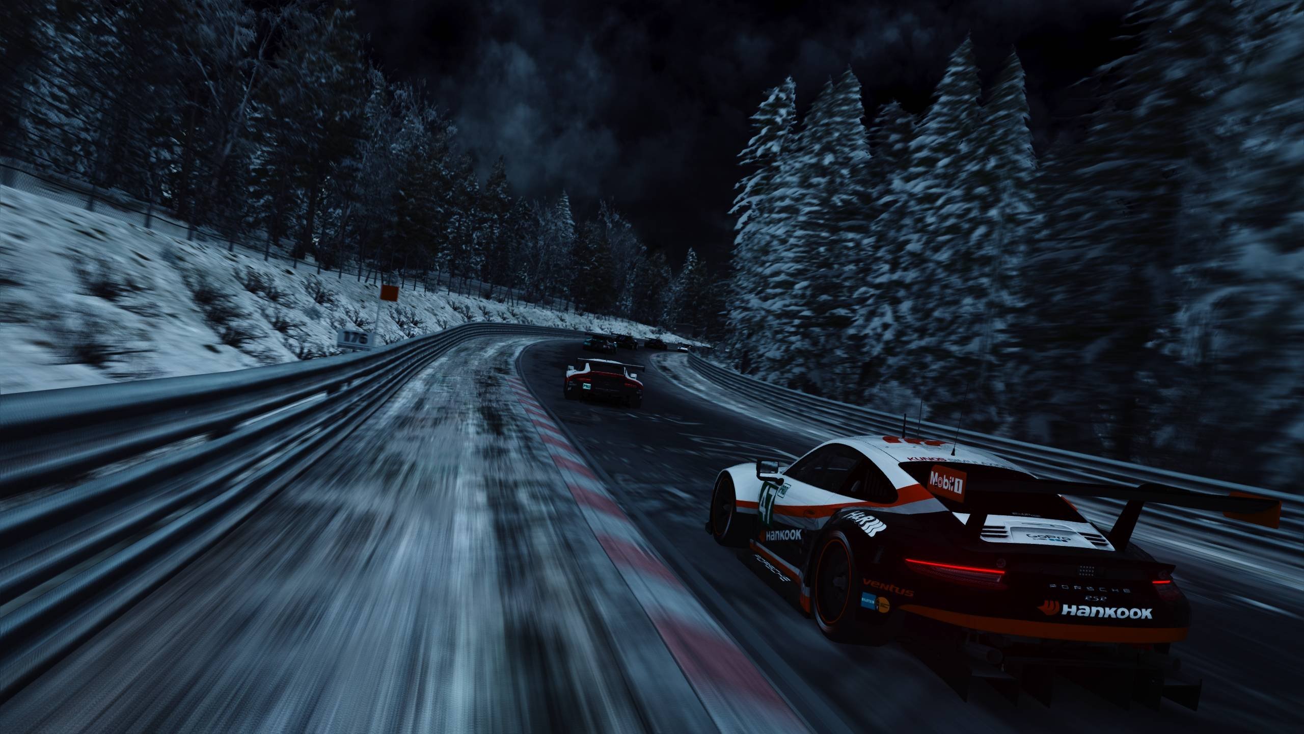 Игра машины снег. Гоночная машина зимой. Гоночные машины ночью. Гонка ночью. Гонка ночь дорога.