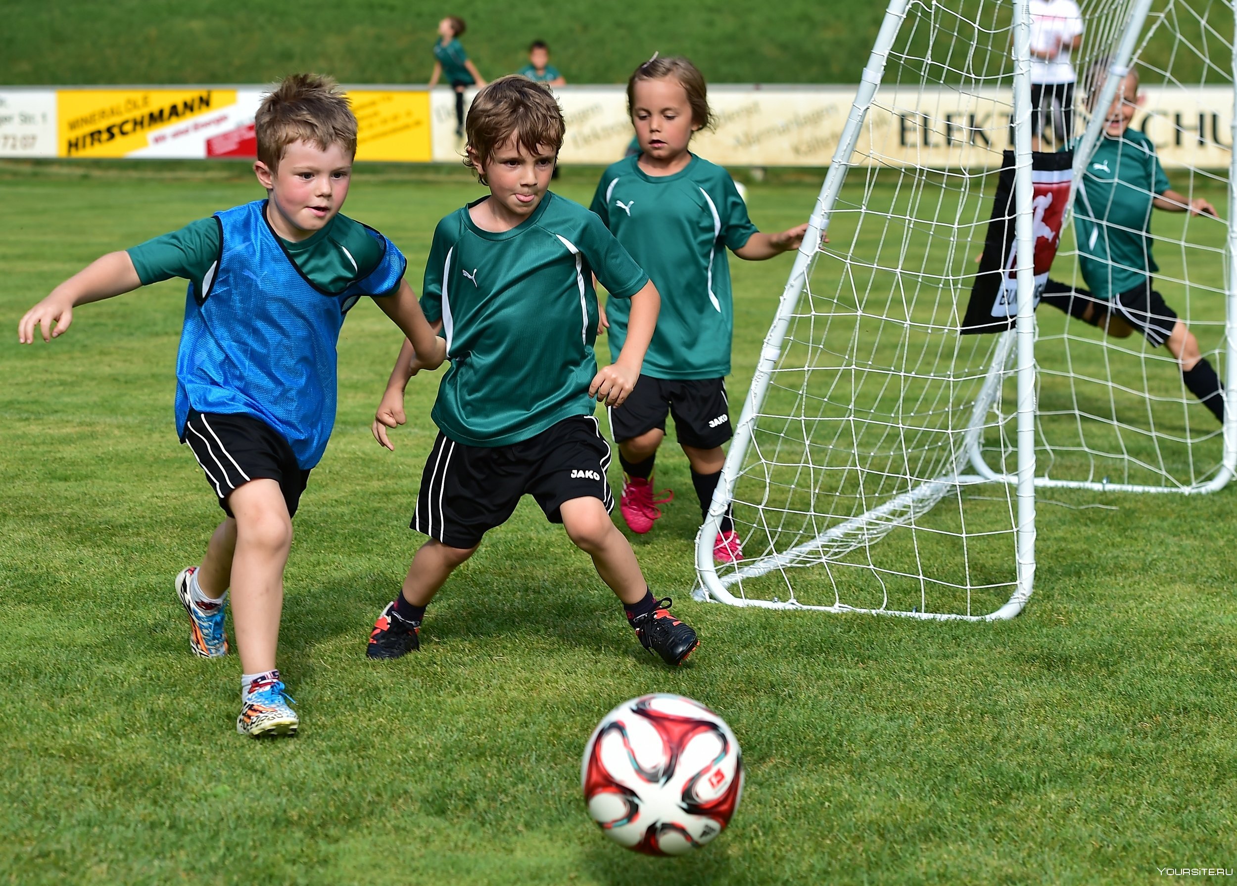 Игры физически футбол. Футбол дети. Детскифутбол. Футбол для малышей. Дети играют в футбол.
