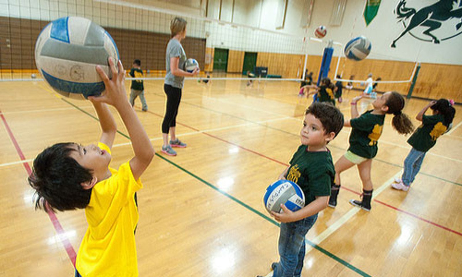 Мальчик играет в волейбол. Детский волейбол. Занятия волейболом для детей. Мини волейбол. Дети волейболисты.