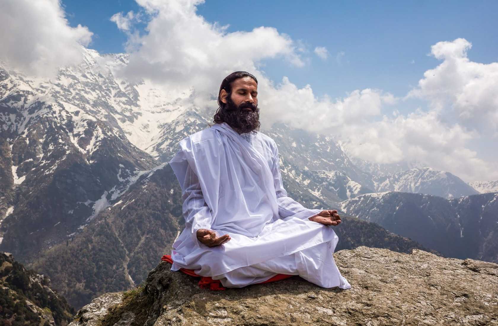 Медитирующий йог. Монах йогин. Садху в Гималаях. Мудрец медитирует.