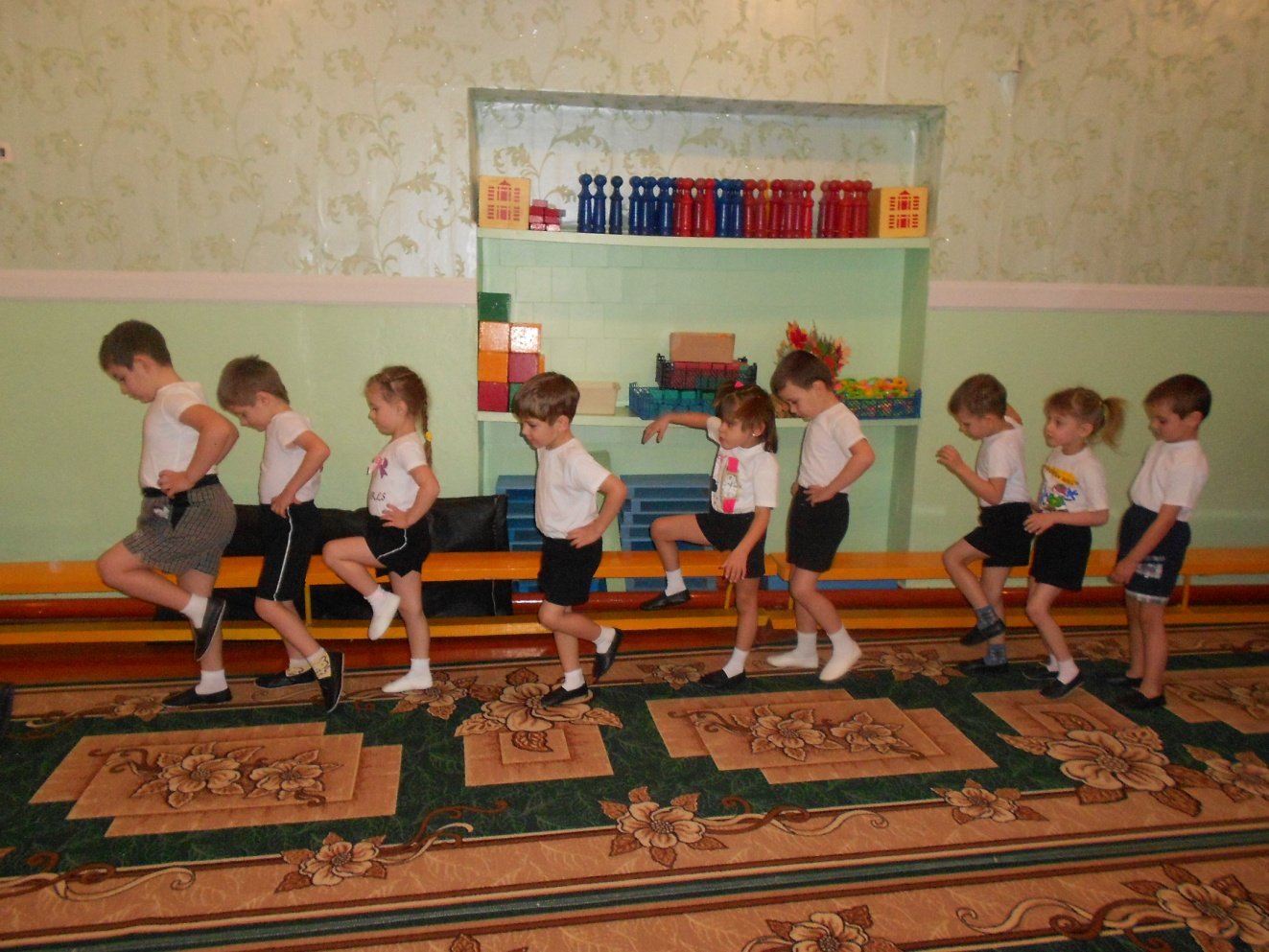 Сюжетное занятие в младшей группе. Занятия по физкультуре в детском саду. Физкультурное занятие в средней группе. Ходьба в детском саду. Физкультурные занятия в ДОУ.