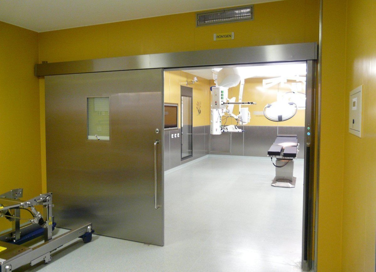 Двери медицинские екатеринбург. Операционный блок дверь. Медицинские двери rw42db. Двери в операционную. Герметичные двери.