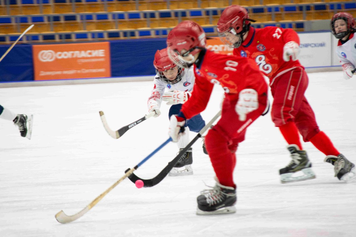 Россия россия 1 хоккей с мячом. БЕНДИ хоккей с мячом. Енисей 2009 хоккей с мячом. Хоккей с мячом на льду. Детский хоккей.