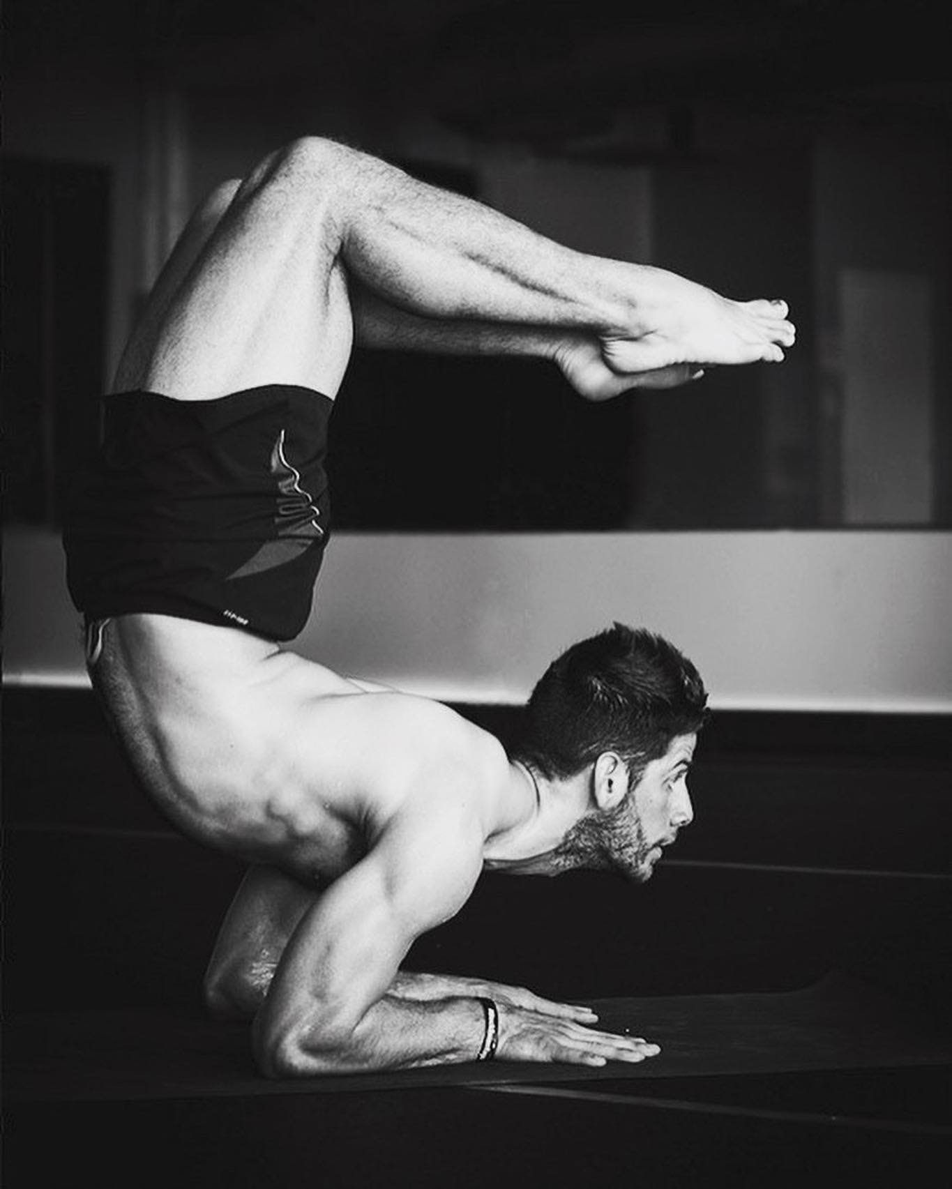 Йога мужика. Мужская гибкость. Мужские позы в йоге. Мужчина йога красивый. Силовая йога для мужчин.