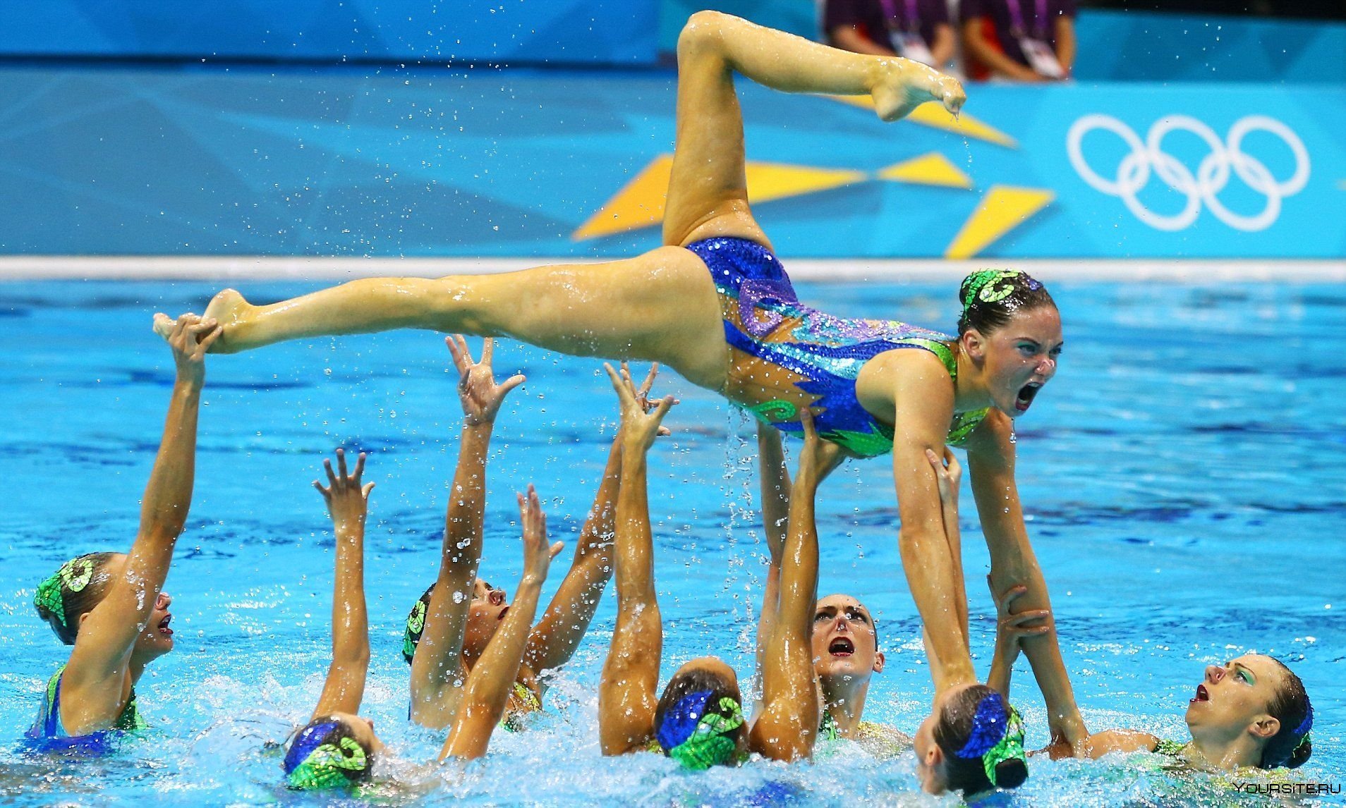 Спортсменки синхронного плавания
