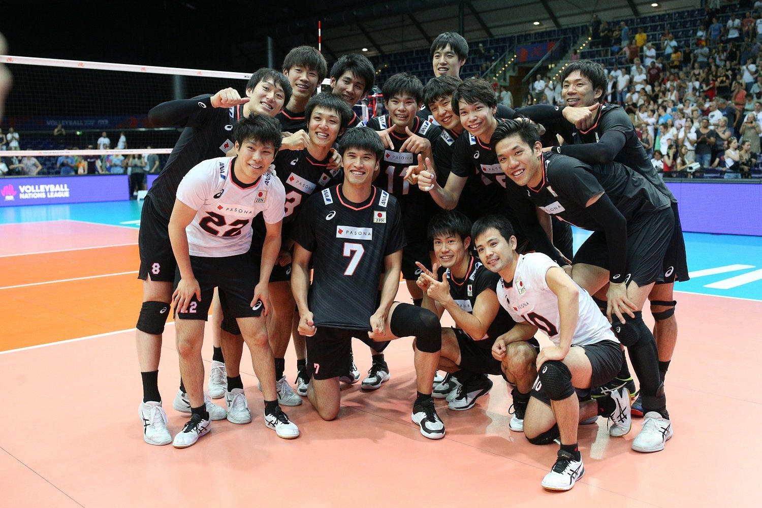 Япония волейбол мужчины. Либеро сборной Японии по волейболу. Либеро сборной Японии по волейболу мужчины. Волейболисты сборной Японии. Либеро японской сборной по волейболу.