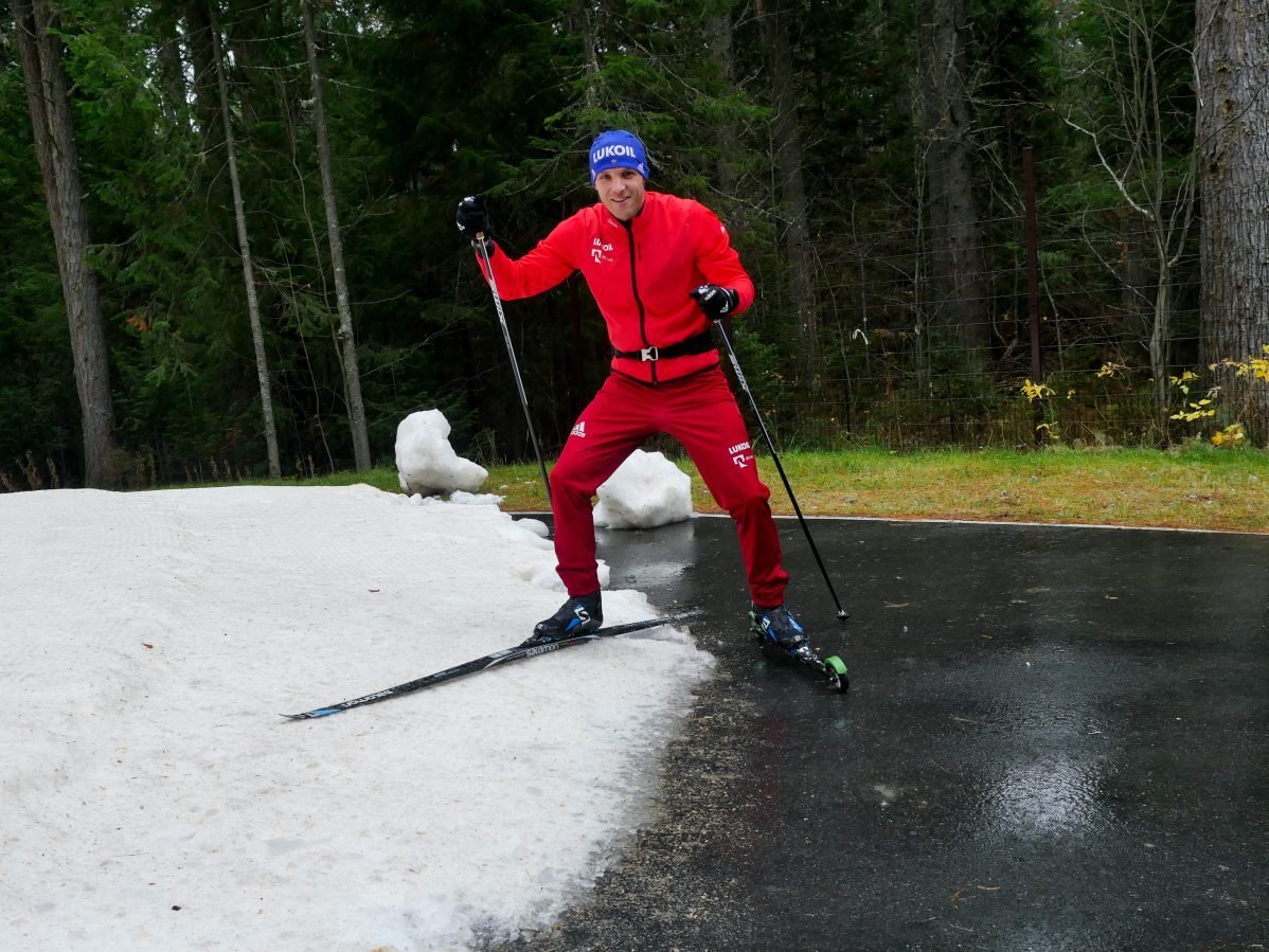 Туристу лыжнику было лень идти до проруби. Тренировка лыжников. Лыжники тренируются.