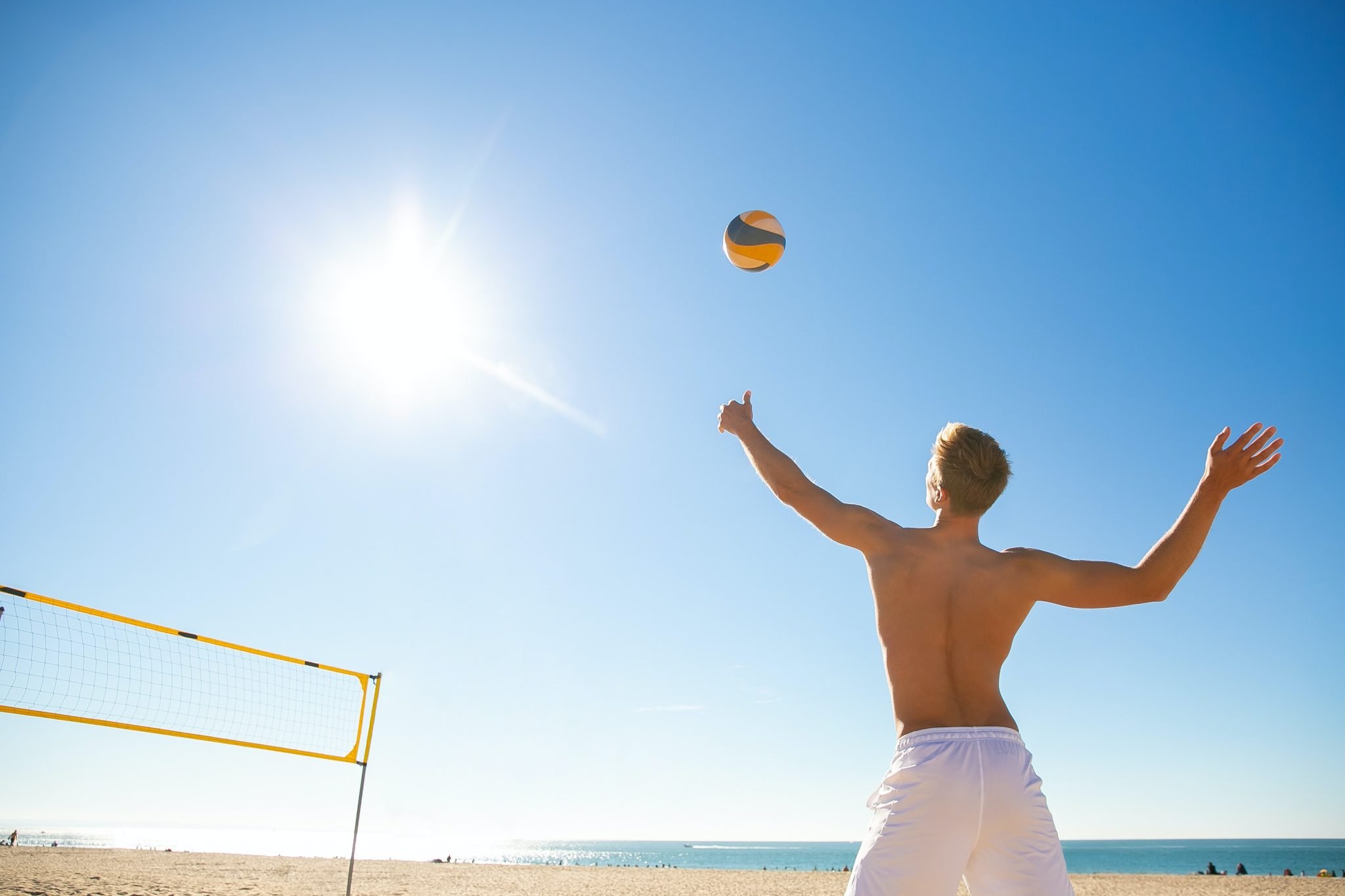 Мужчины играли в волейбол. Волейбол на пляже. Пляжный волейбол. Волейбол на песке. Игра в волейбол на пляже.