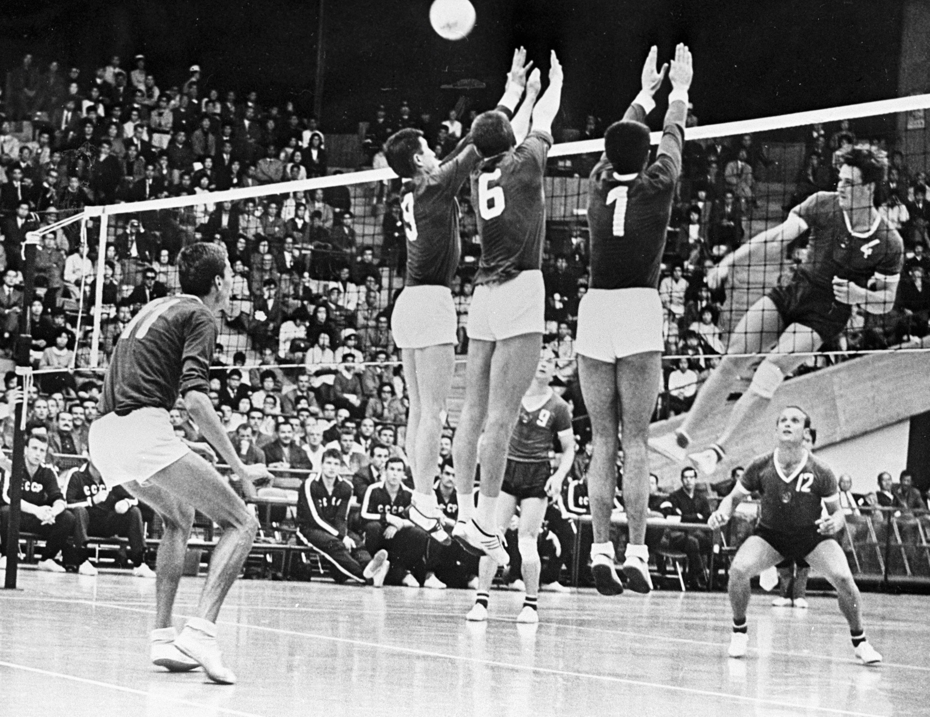 Игры 20 волейбол. Волейбол 1897. Волейбольный матч СССР Бразилия 1983. Первый мачт по волейболу. Первый матч по волейболу.