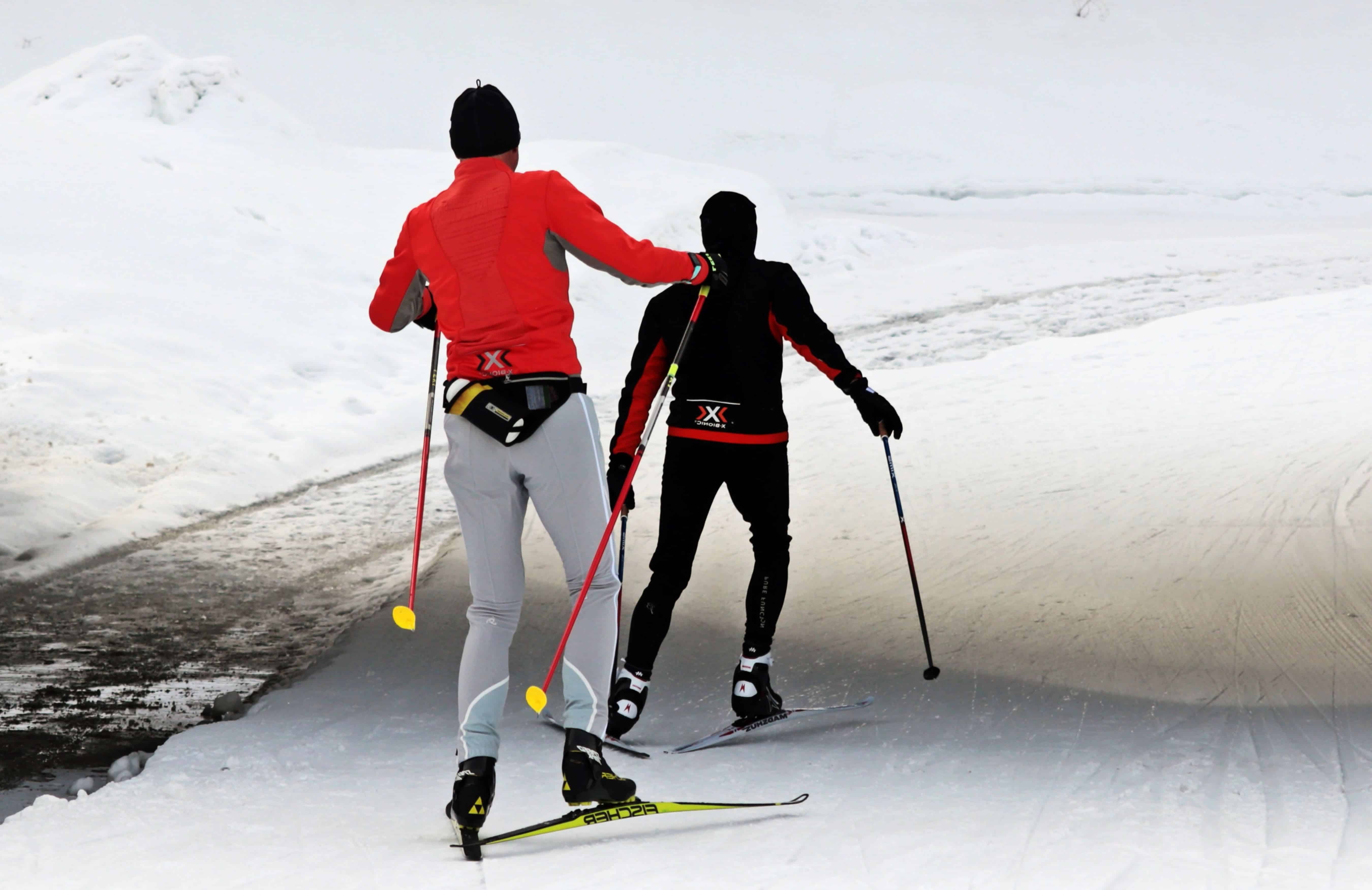 Увлекается катанием на лыжах. Беговые лыжи. Лыжник на лыжах. Катания на беговых лыжах. Лыжник на беговых лыжах.