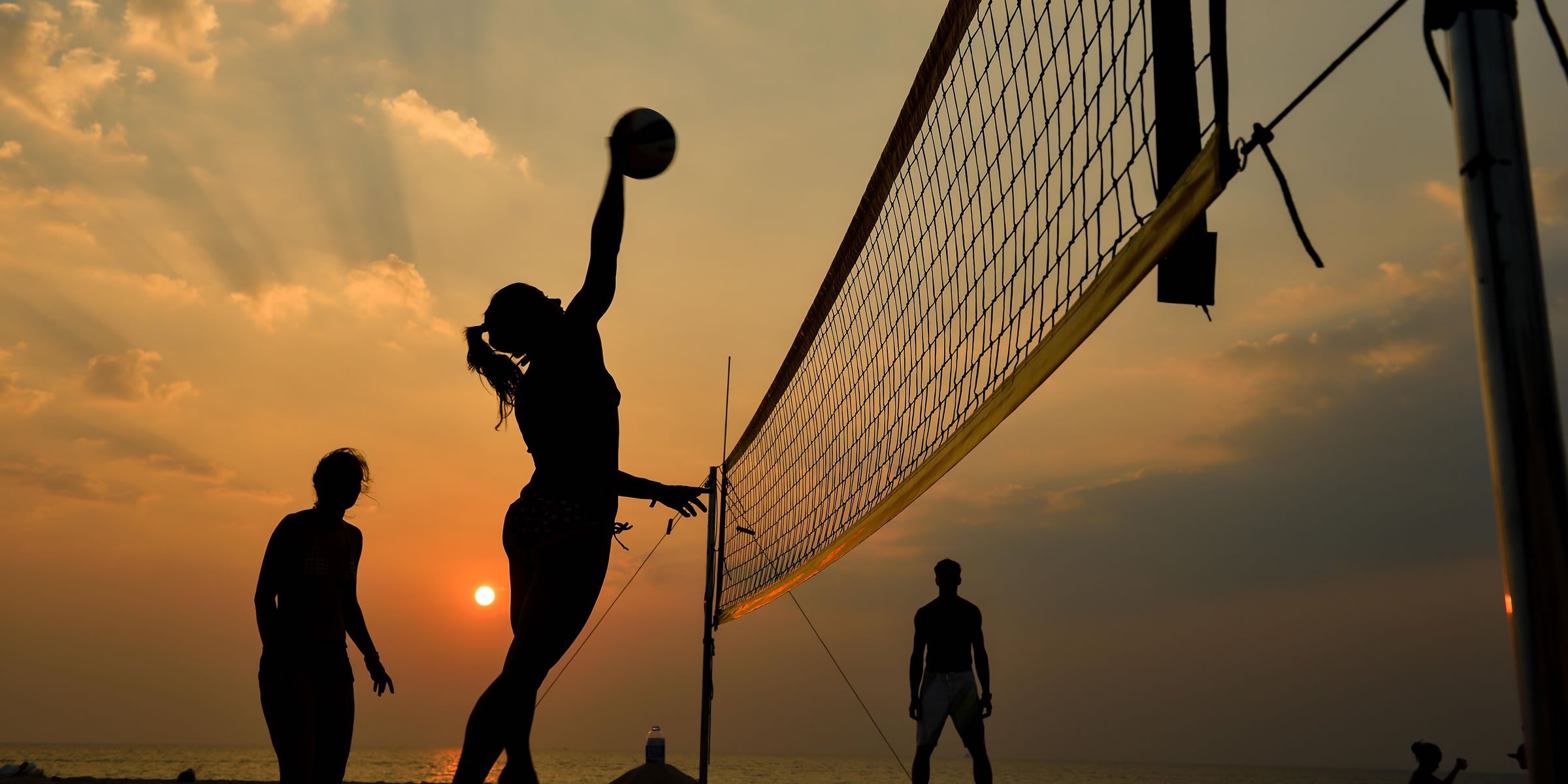 Увлекаюсь футболом и волейболом. Волейбол на закате. Пляжный волейбол на закате. Волейбол на пляже на закате. Волейбол Эстетика.