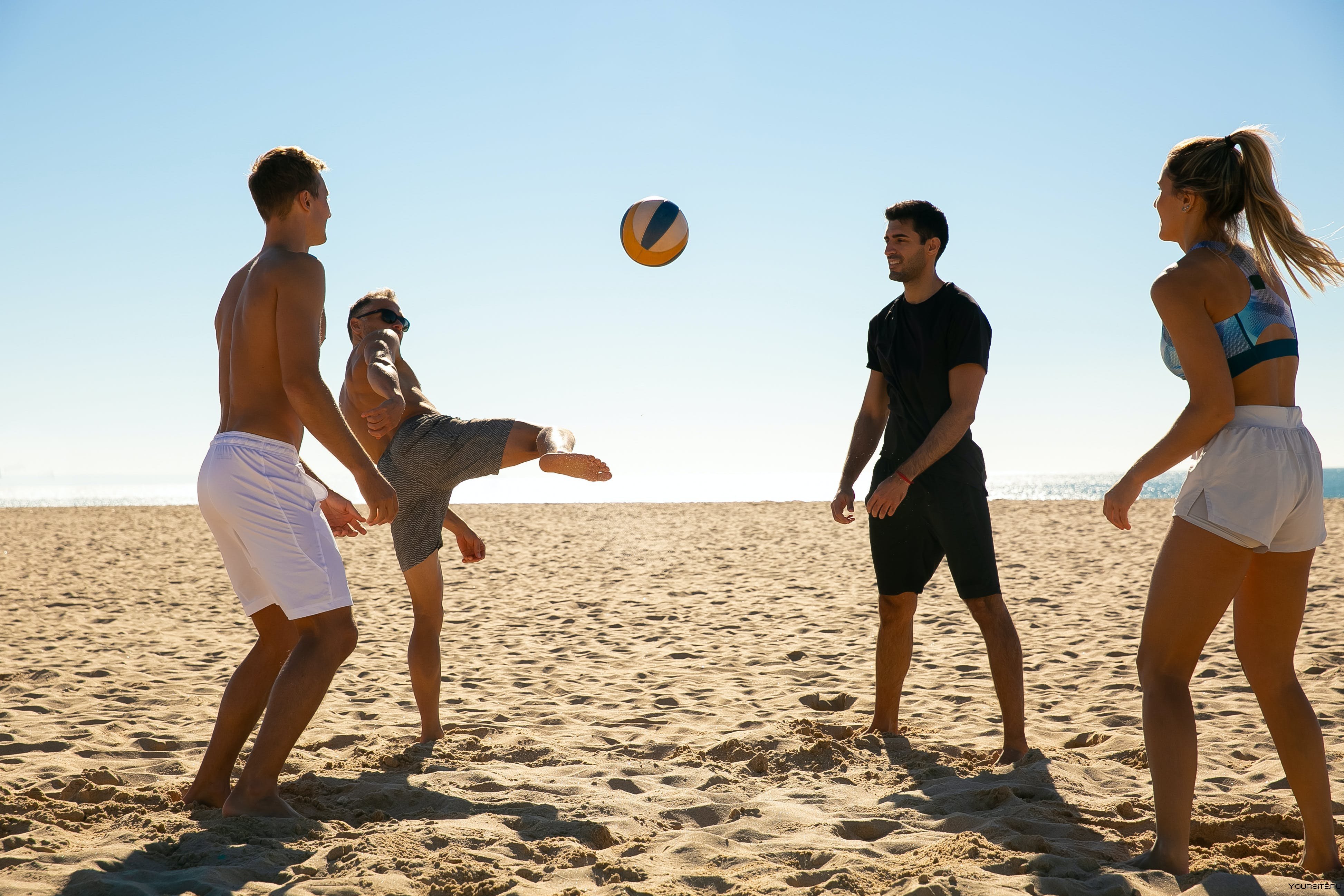 Мужчины играли в волейбол