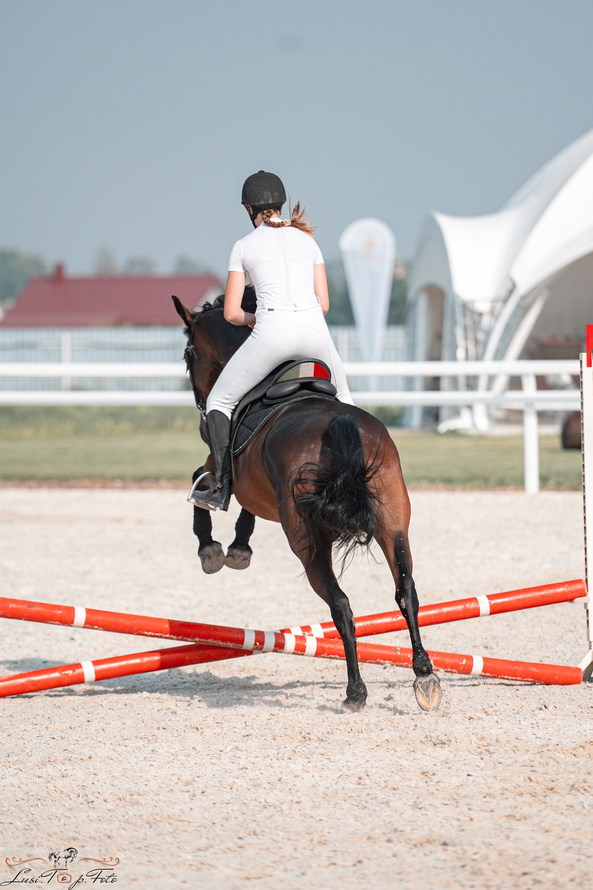 Тренер кск. Девушка занимается конным спортом. Айдолы которые занимаются конным спортом. Конкурная Узда без лошади.