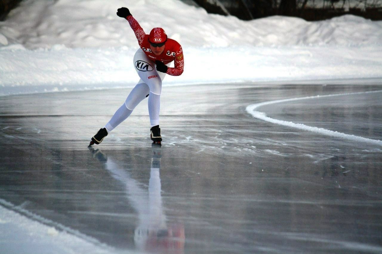 Шагающий лед. Коньки спорт. Конькобежный спорт. Конькобежец на льду. Виды спорта на коньках.