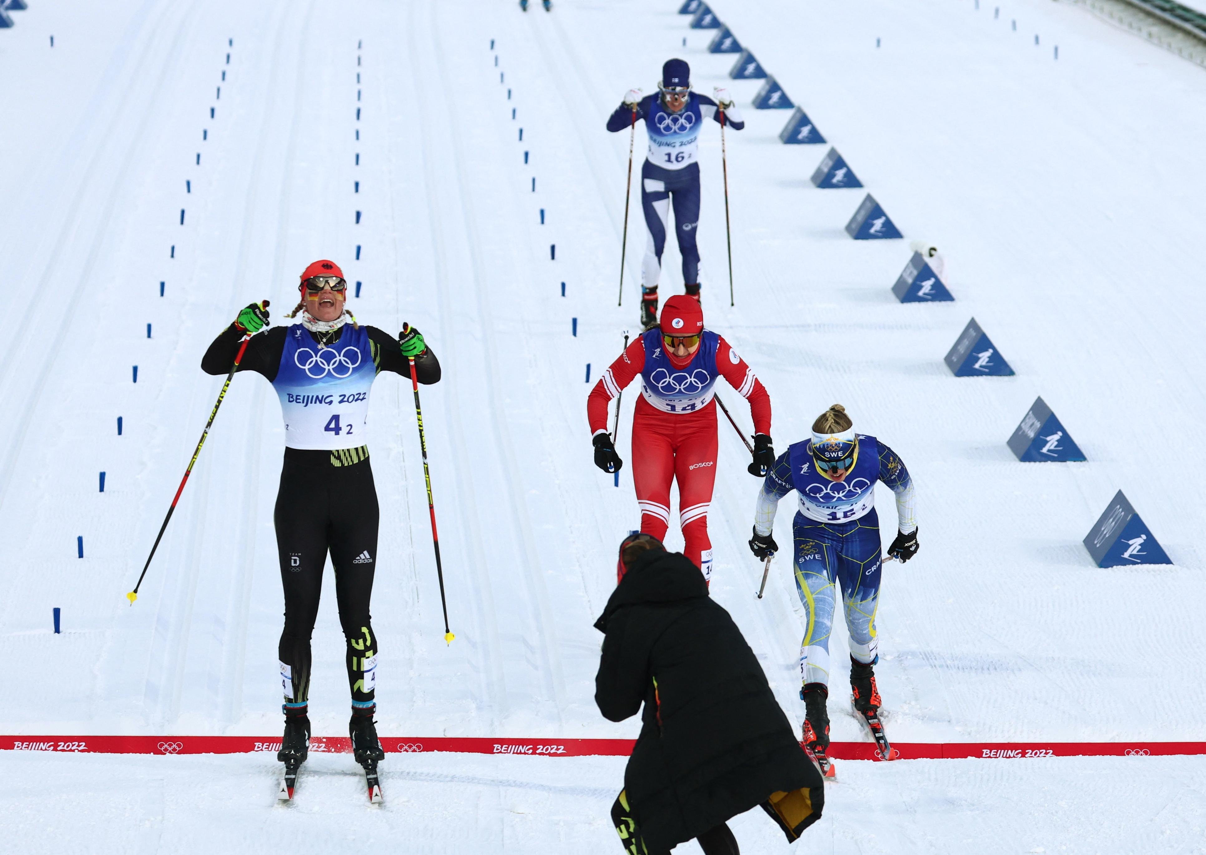 Лыжные гонки мужчины командный спринт россия. Лыжные гонки финиш. Лыжник на финише.