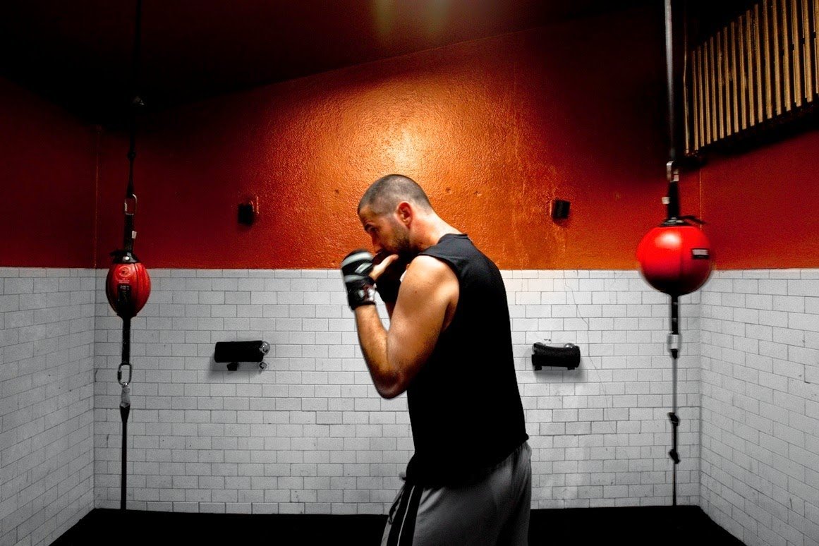 Для тренировки боксеров используют. Тренировка боксера. Подготовка боксера. Фотосессия с грушей боксерской. Тренировка по боксу.