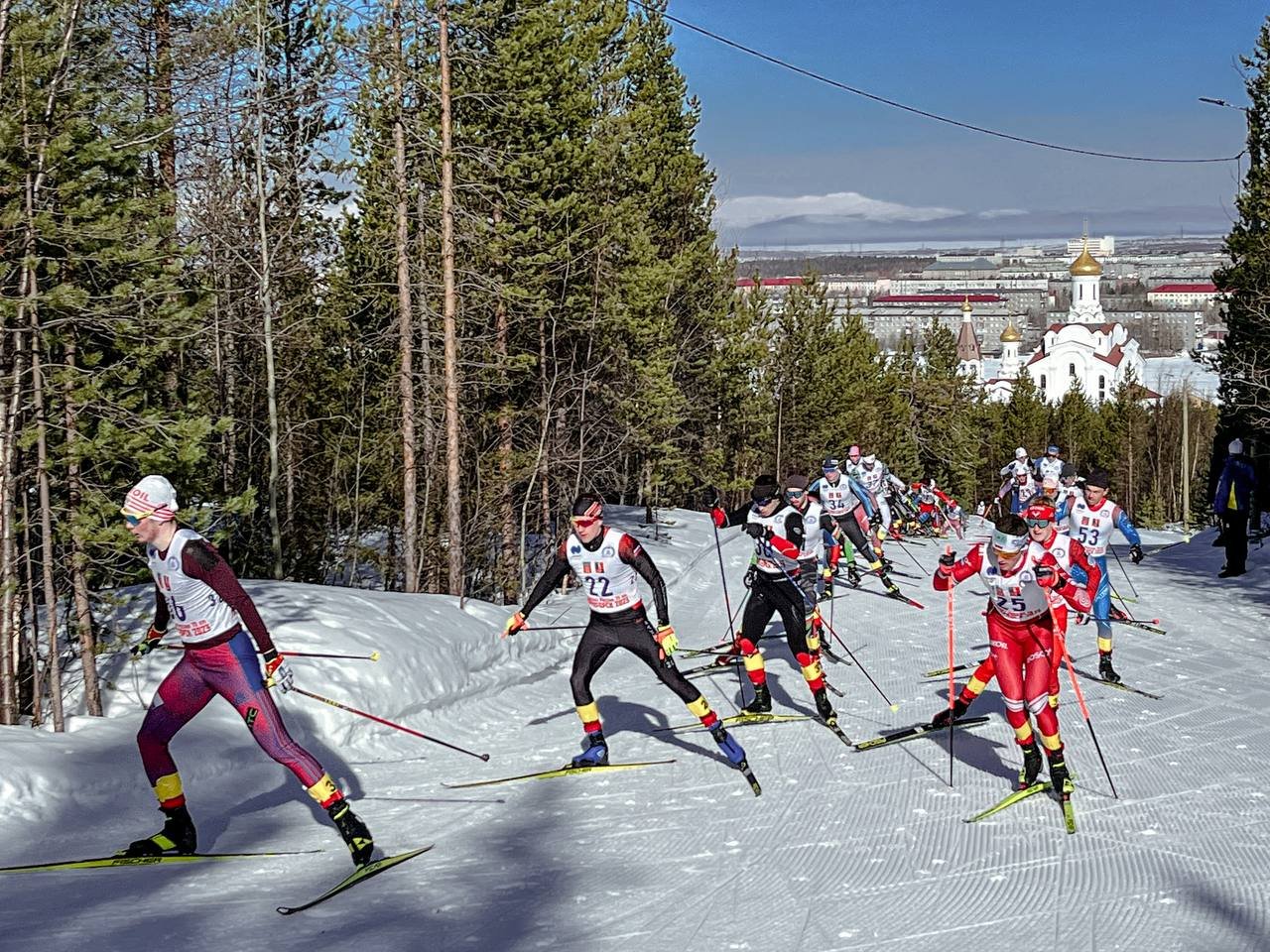 Лыжники сейчас. Лыжные гонки Мончегорск. Лыжи спорт. Лыжный забег. Лыжные гонки картинки.
