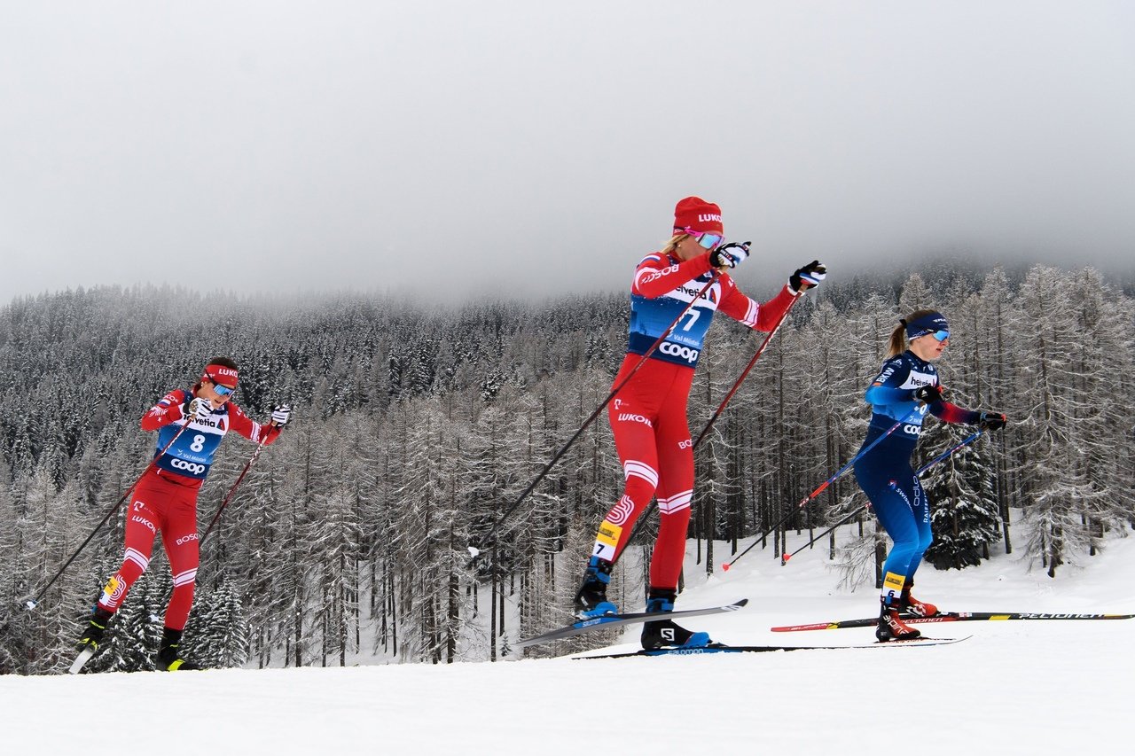 Лыжные гонки начало. Тур де ски гора. Лыжница Сван шведская. Тур де ски 2021. Лыжные гонки старт спринт.