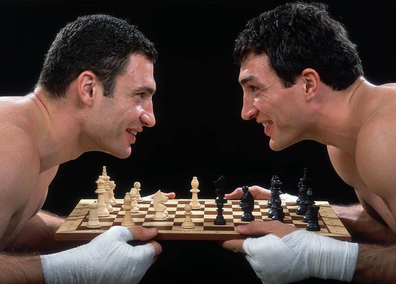 Сильнее будут играть. Кличко шахматы. Каспаров Кличко. Тони Найдоски шахматы.