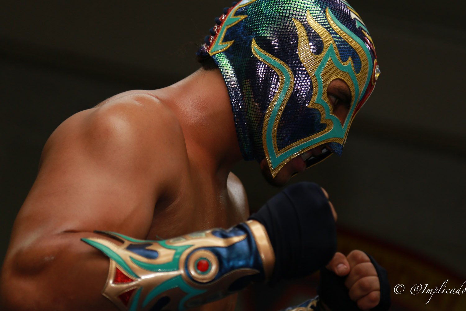 Маска полетели. Бойцовские маски. Боксер в маске. Мексиканские маски для бокса. Мексиканские боксеры в масках.