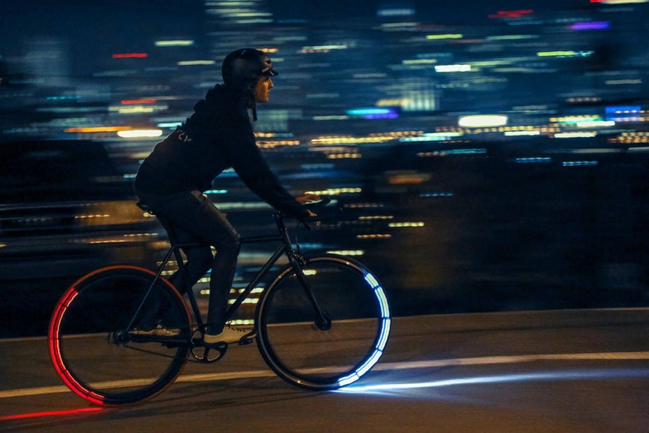 Велосипед со светом. Велосипедист с фонариком. Велосипед со светоотражателями. Ночной велосипедист. Велосипедист ночью.